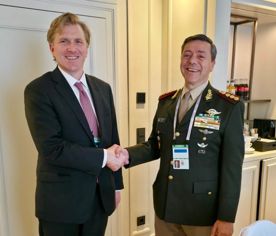 El subsecretario de Defensa para Políticas de Estados Unidos Elbridge Colby, con el ministro de Defensa argentino, Carlos Alberto Presti, en la reciente Conferencia de Seguridad de Munich