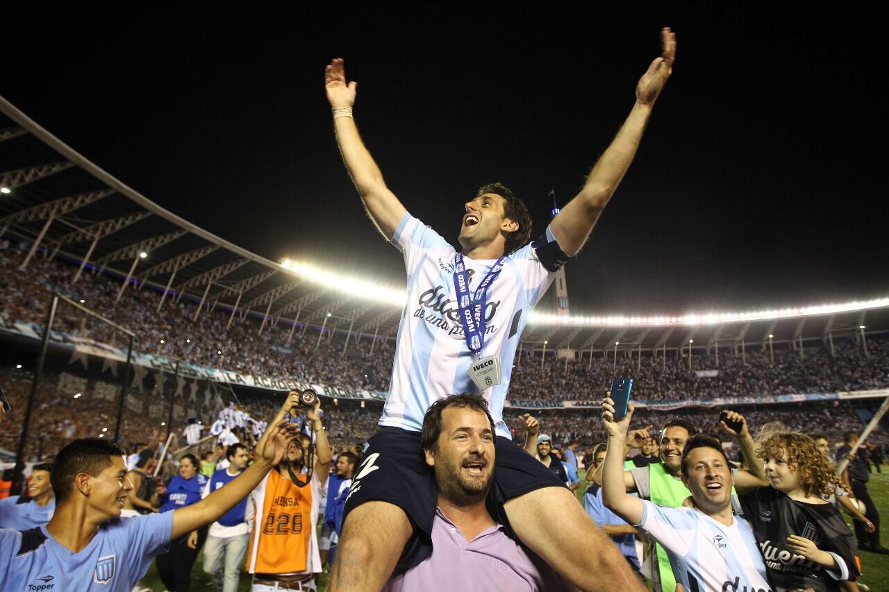 Diego Milito y Racing fueron campeones del torneo Transición 2014, ganado de arremetida contra River.