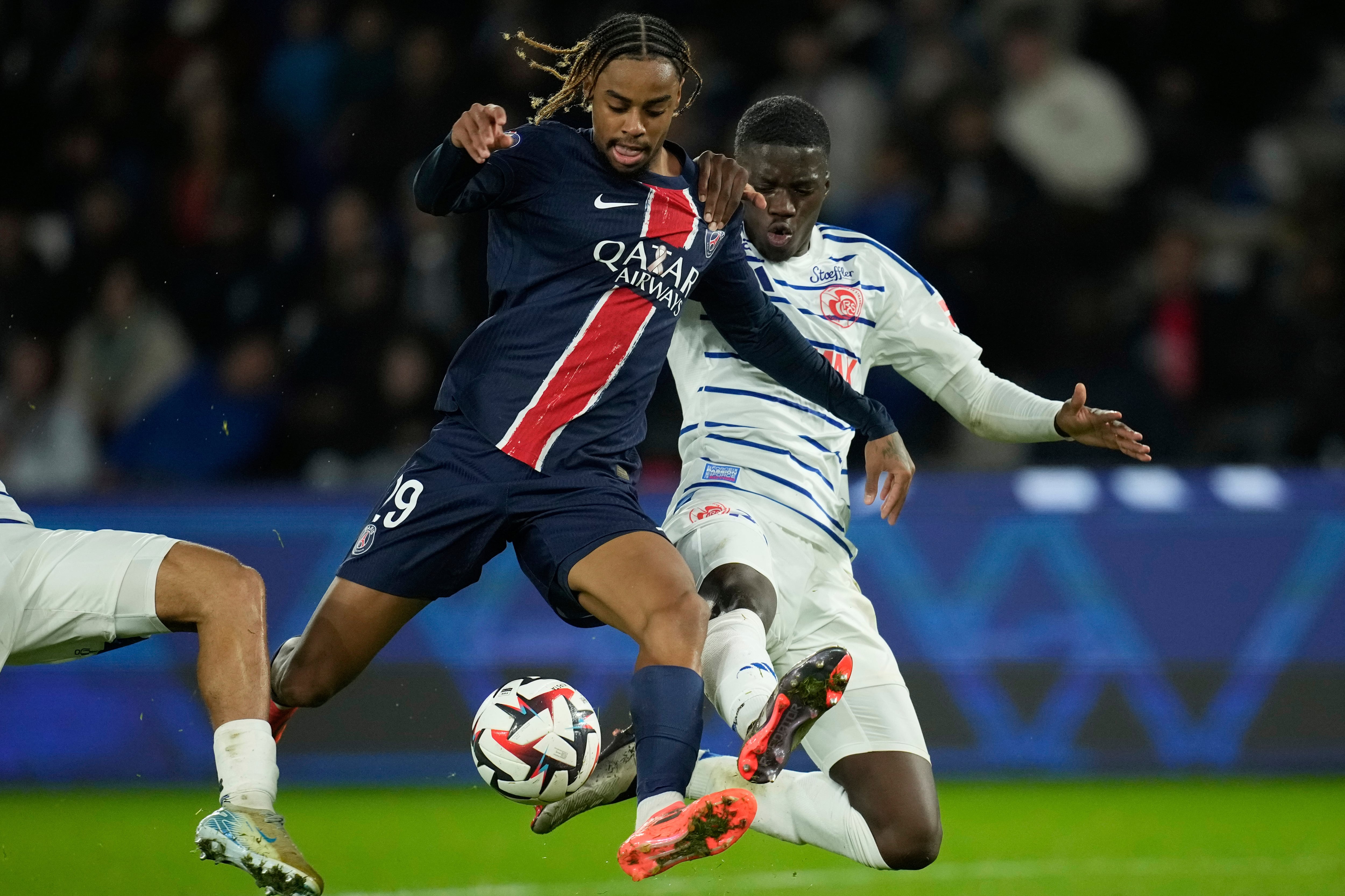 Mamadou Sarr cruza a Bradley Barcola, de PSG