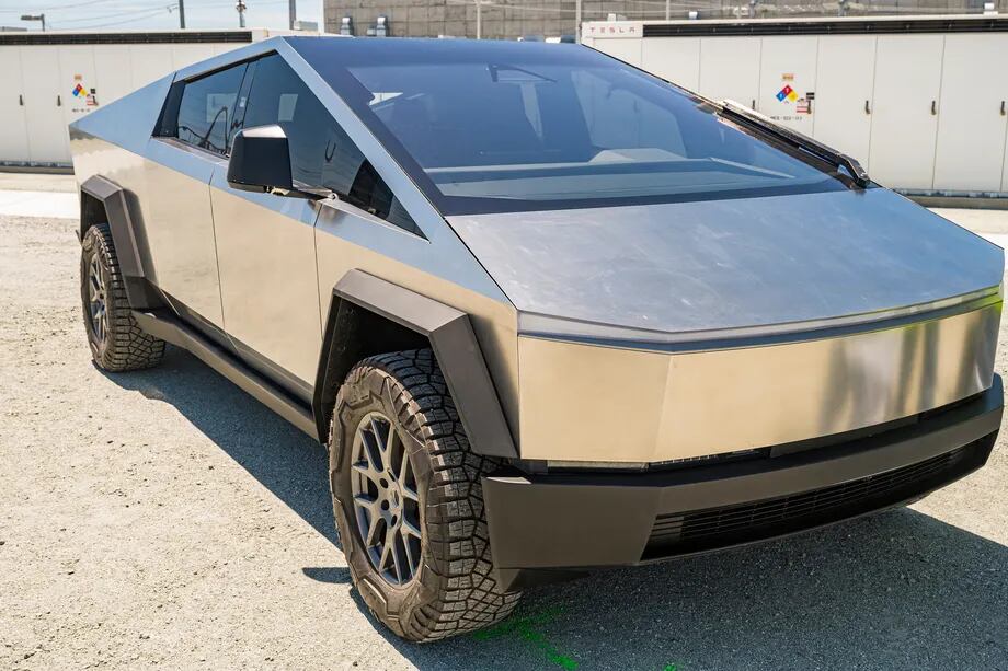 La camioneta eléctrica de Tesla tiene un diseño innovador y futurista de acero inoxidable
