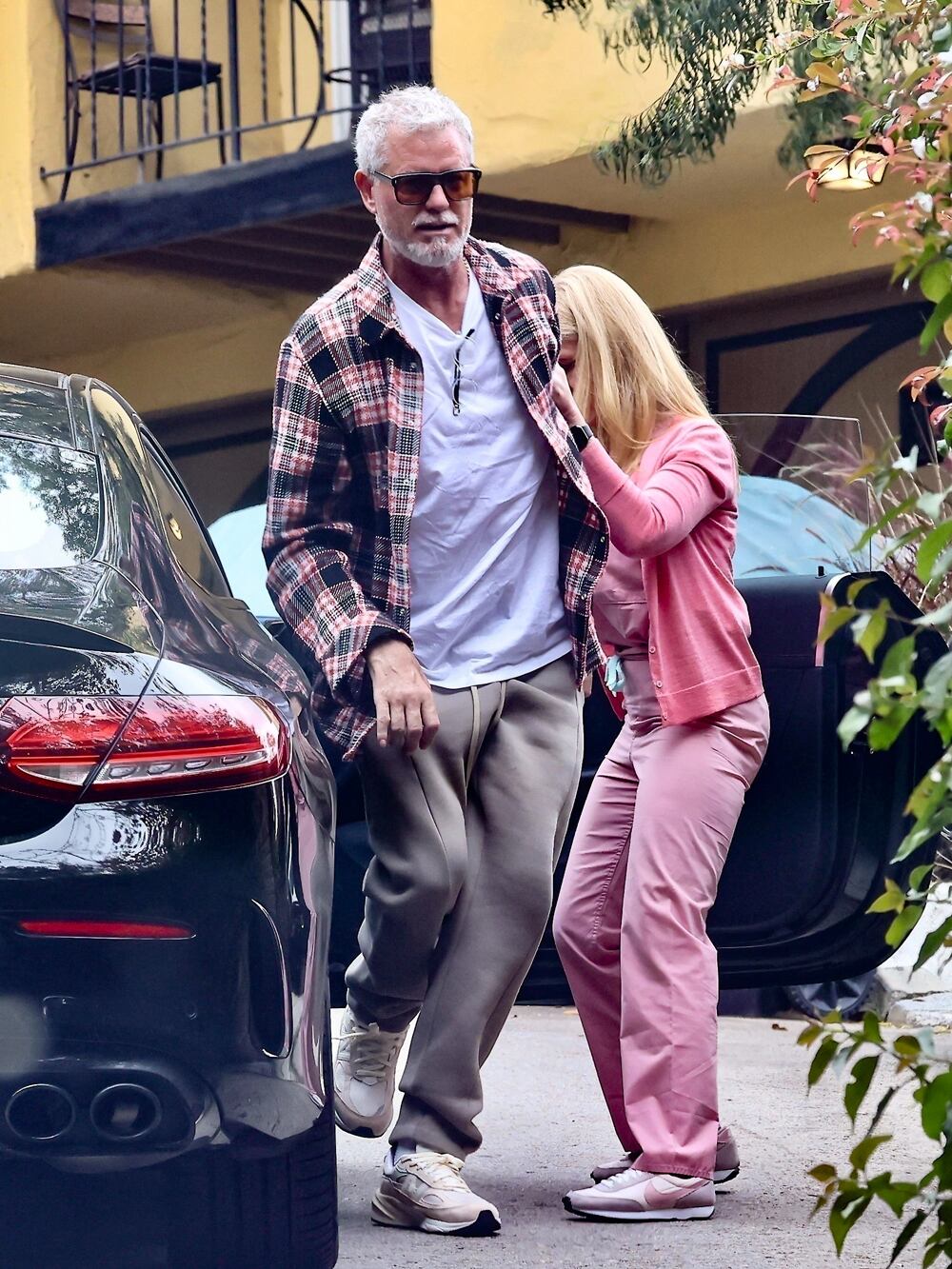 El protagonista de Euphoria, Eric Dane, es ayudado por de una enfermera a bajar del auto, luego de haber revelado su diagnóstico