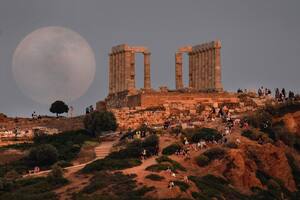 Panorámica. Lo eterno, lo efímero y una danza lunar en el cielo