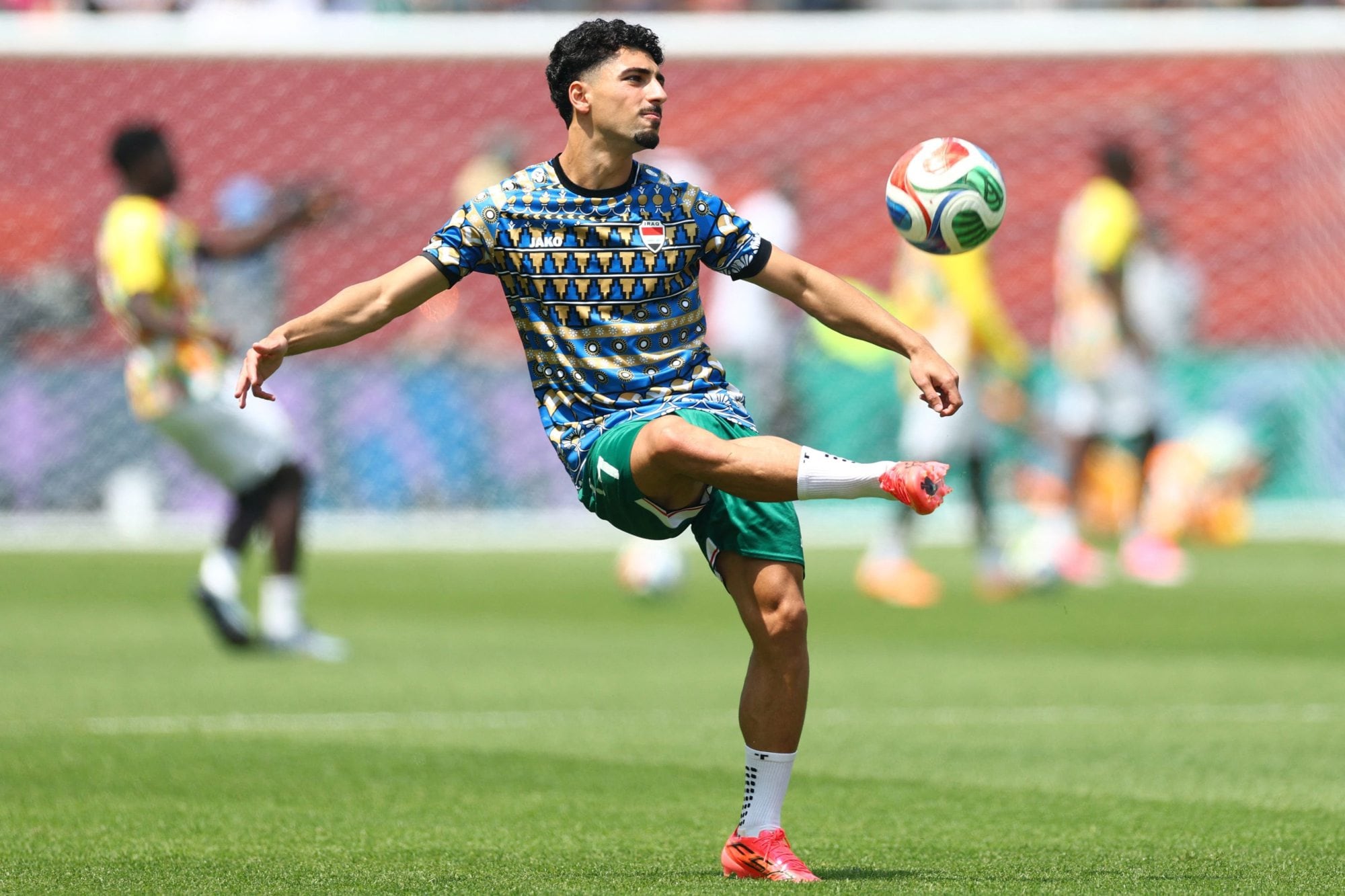 Youssef Amyn entrando en calor en la previa ante Senegal.