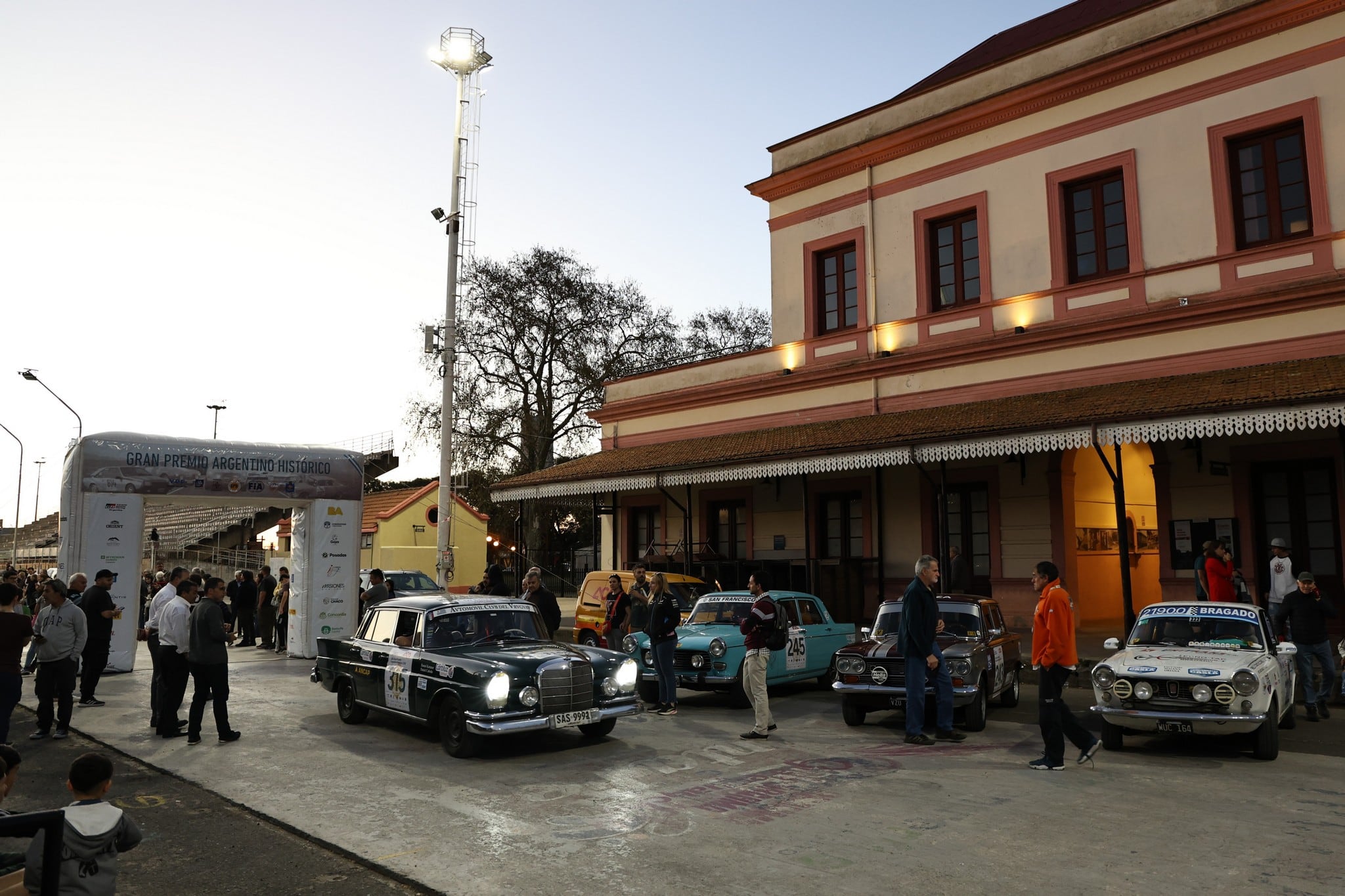 El corsódromo de Gualeguaychú fue el punto de llegada de la primera jornada, sobre el filo de la noche, tras la partida en la porteña Avenida del Libertador.