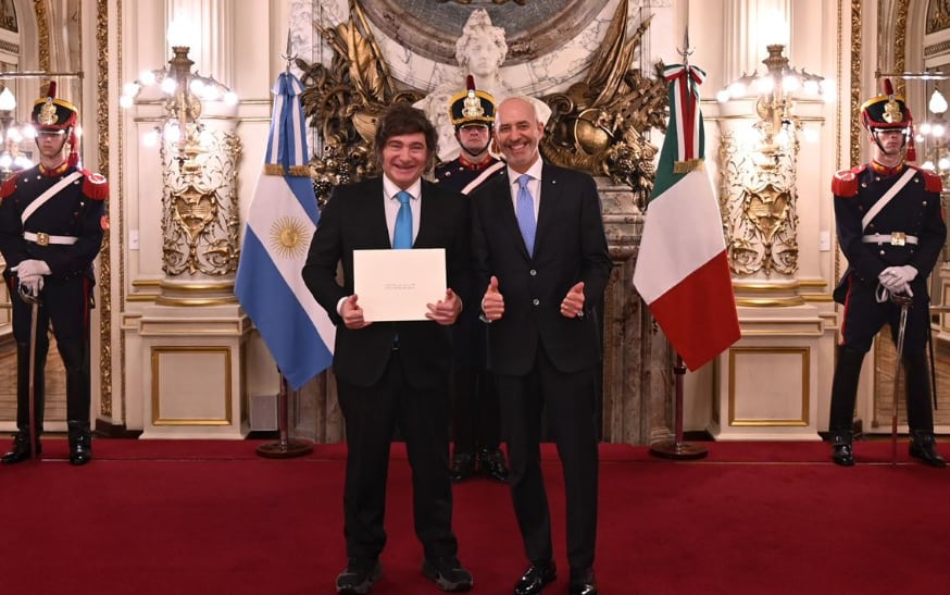 El presidente Javier Milei junto al embajador de Italia, Fabrizio Nicoletti