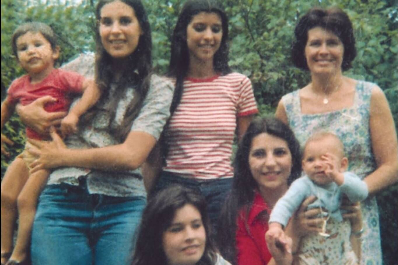 Diana con Martín en brazos. Marina y Elsa, de pie; Beatriz, y Estela con Fernando bebé, abajo; una fotografía del verano de 1976