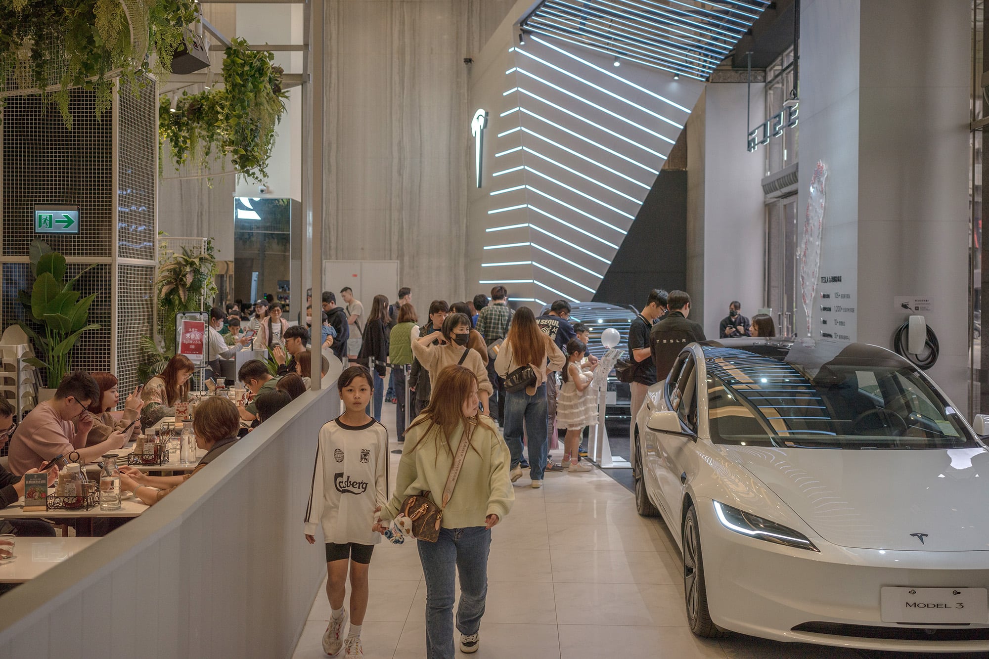 El centro comercial es un templo dedicado a los nuevos ricos de Hsinchu, con una sala de exposición de Tesla en la primera planta
