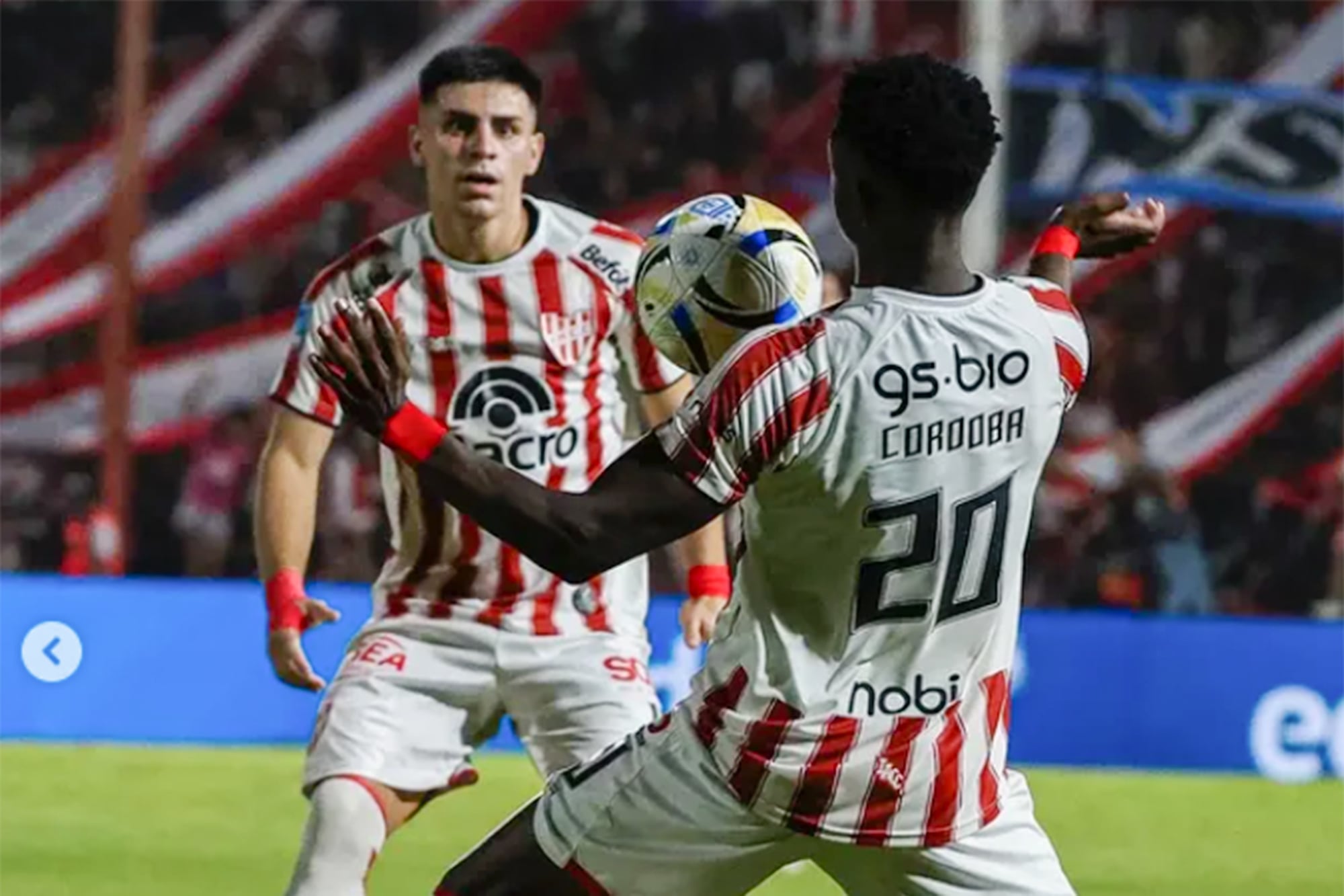 Alex Luna mira el control de su compañero Jhon Córdoba; Instituto derrotó a Independiente y sumó su segundo triunfo en el torneo