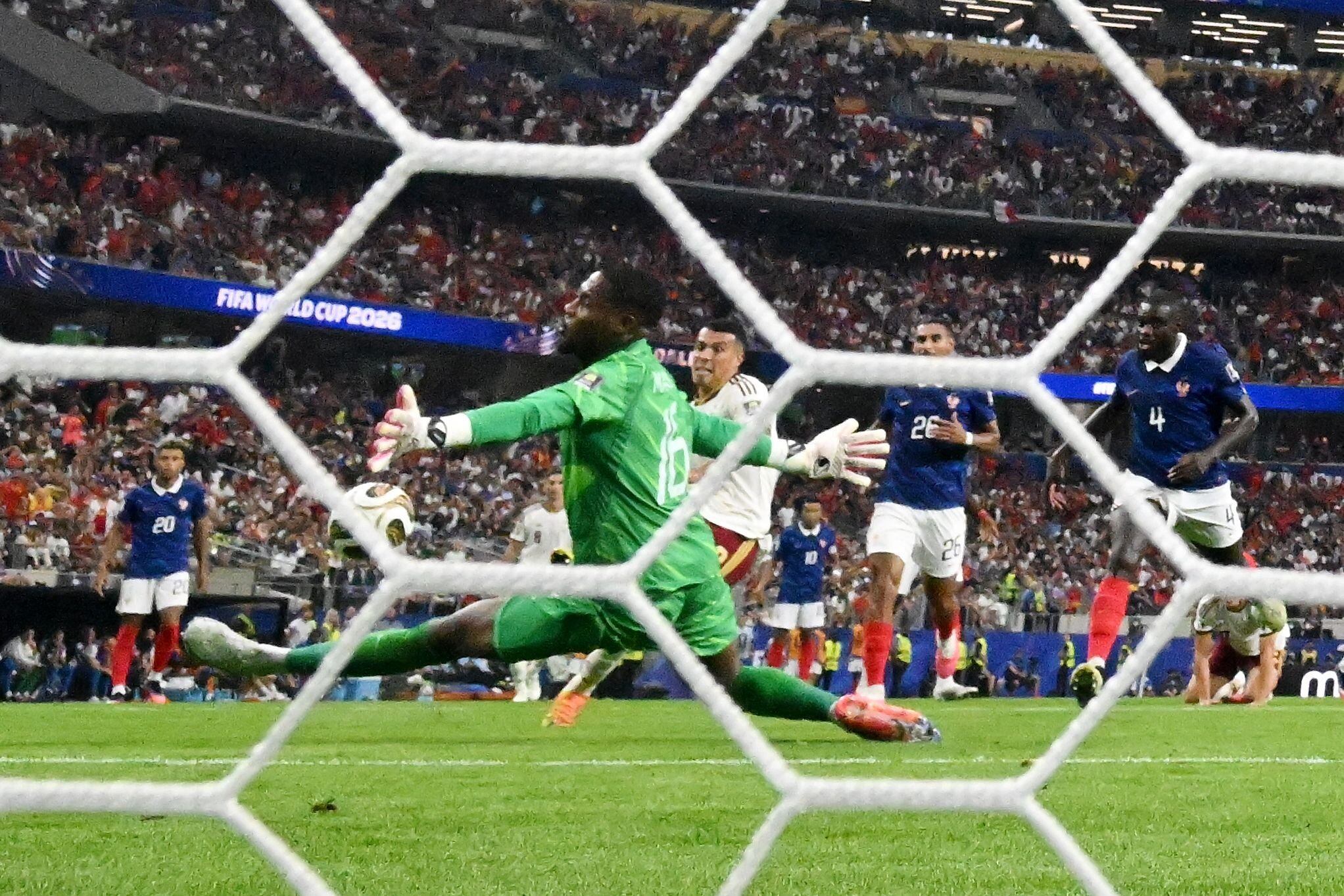 Pedro Porro deine y anota el segundo gol de España en Dallas (Photo by MAURO PIMENTEL / AFP)