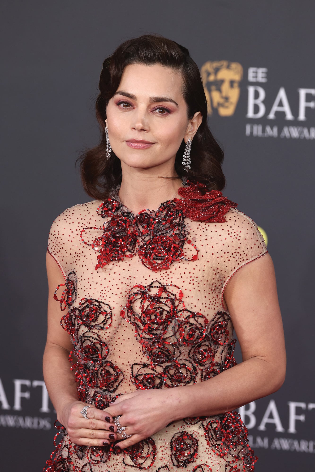 Para la gala, la actriz y modelo Jenna Coleman lució un vestido transparente con flores rojas en relieve de Armani Privé 2023