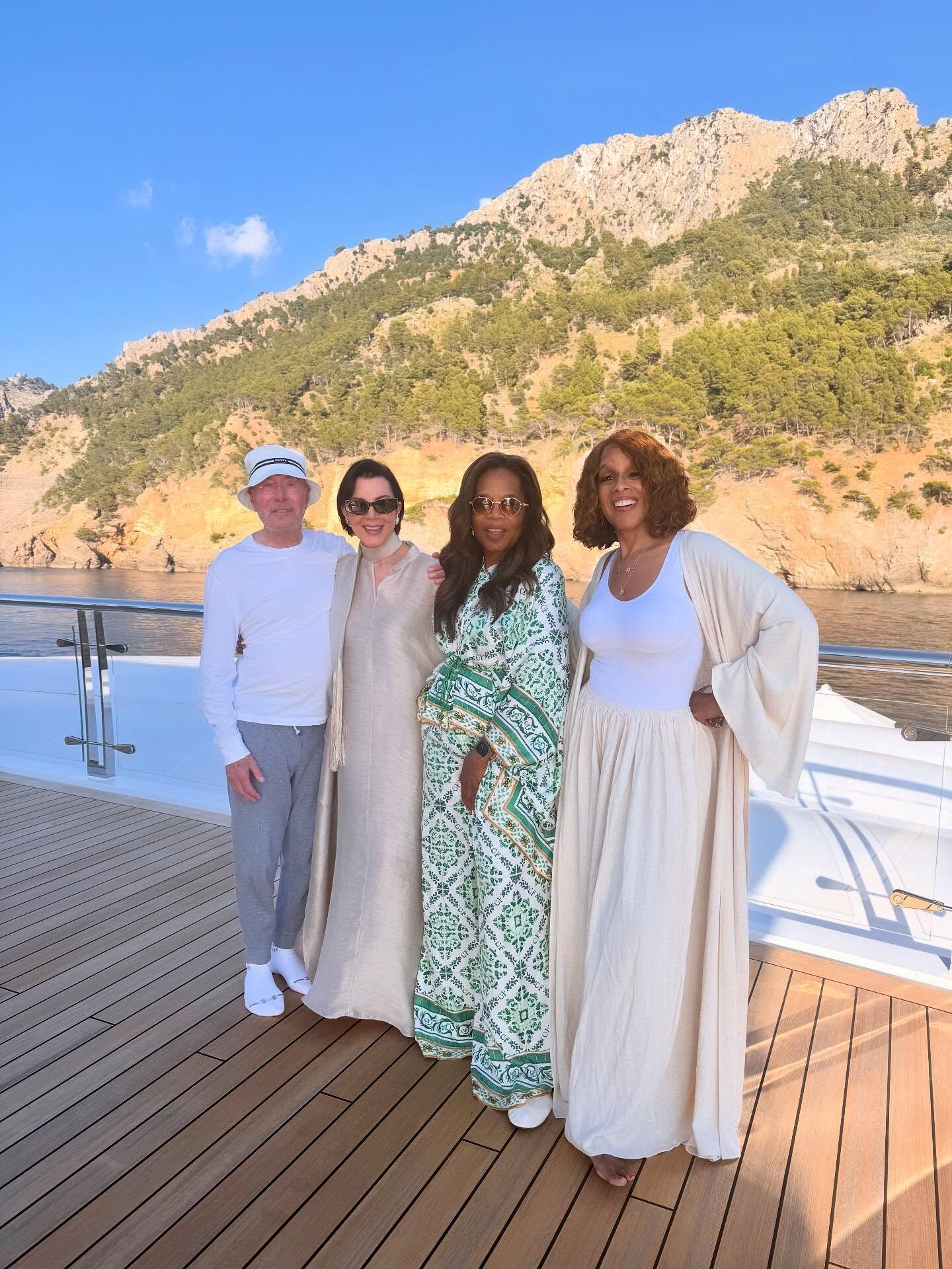 David Geffen,Kris Jenner, Oprah y Gayle King posan en cubierta.