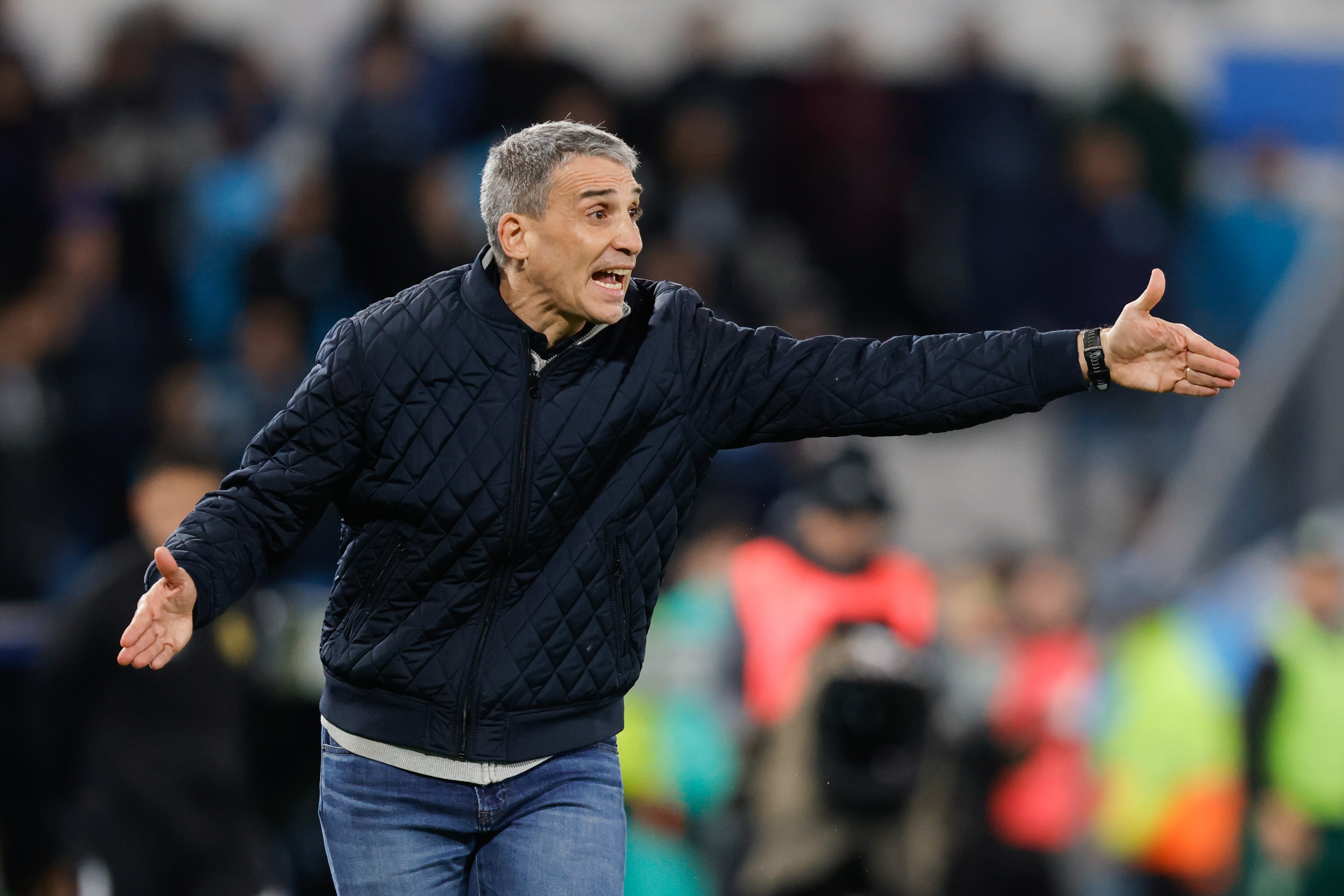 Vojvoda trata de hacer equilibrio entre la dirigencia y el plantel, pero no encuentra los resultados buscados