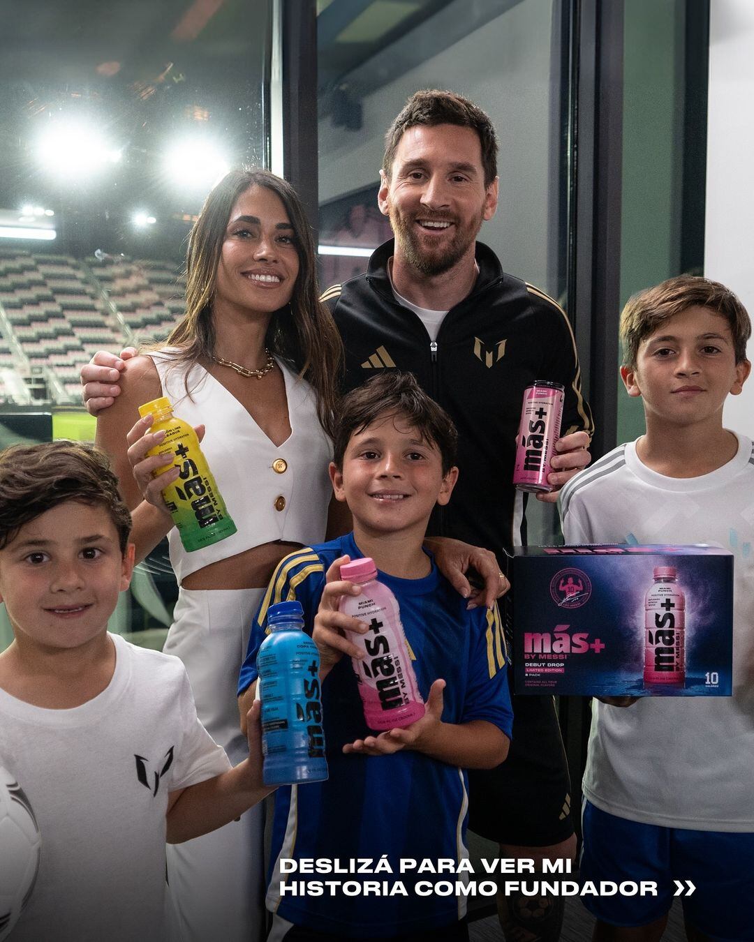 Antonela Roccuzzo, Lionel Messi, Ciro, Mateo y Thiago presentaron
