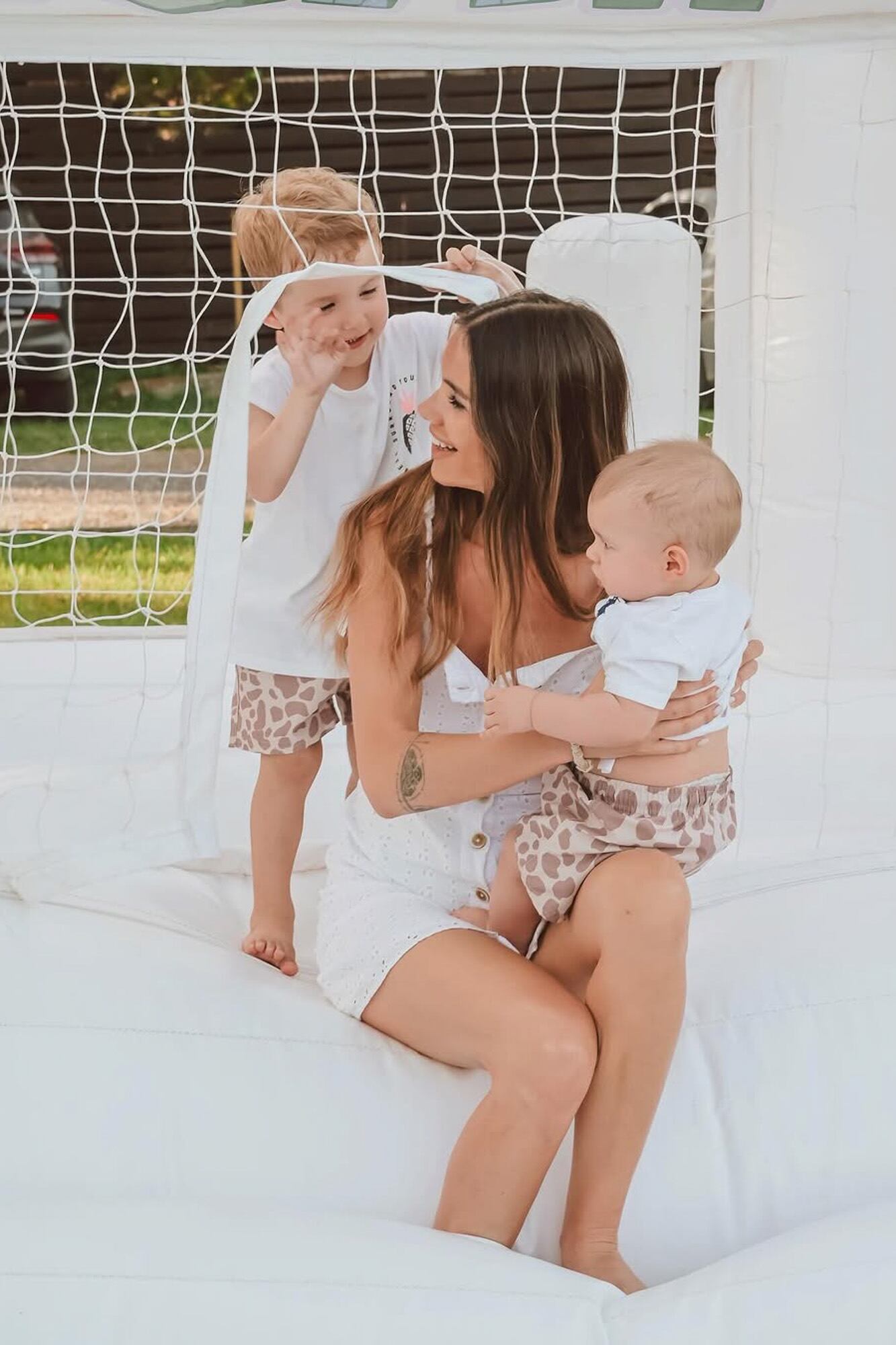 Hubo castillo inflable, donde Noah se divirtió con sus primos.