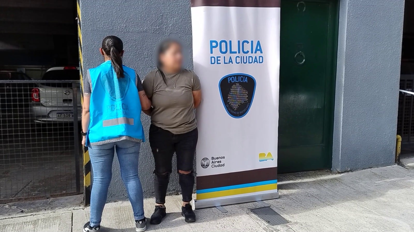 Estaba estacionada en una calle de Almagro, con balizas encendidas y muy nerviosa: tenía en su rodado más de 17 kilos de cocaína