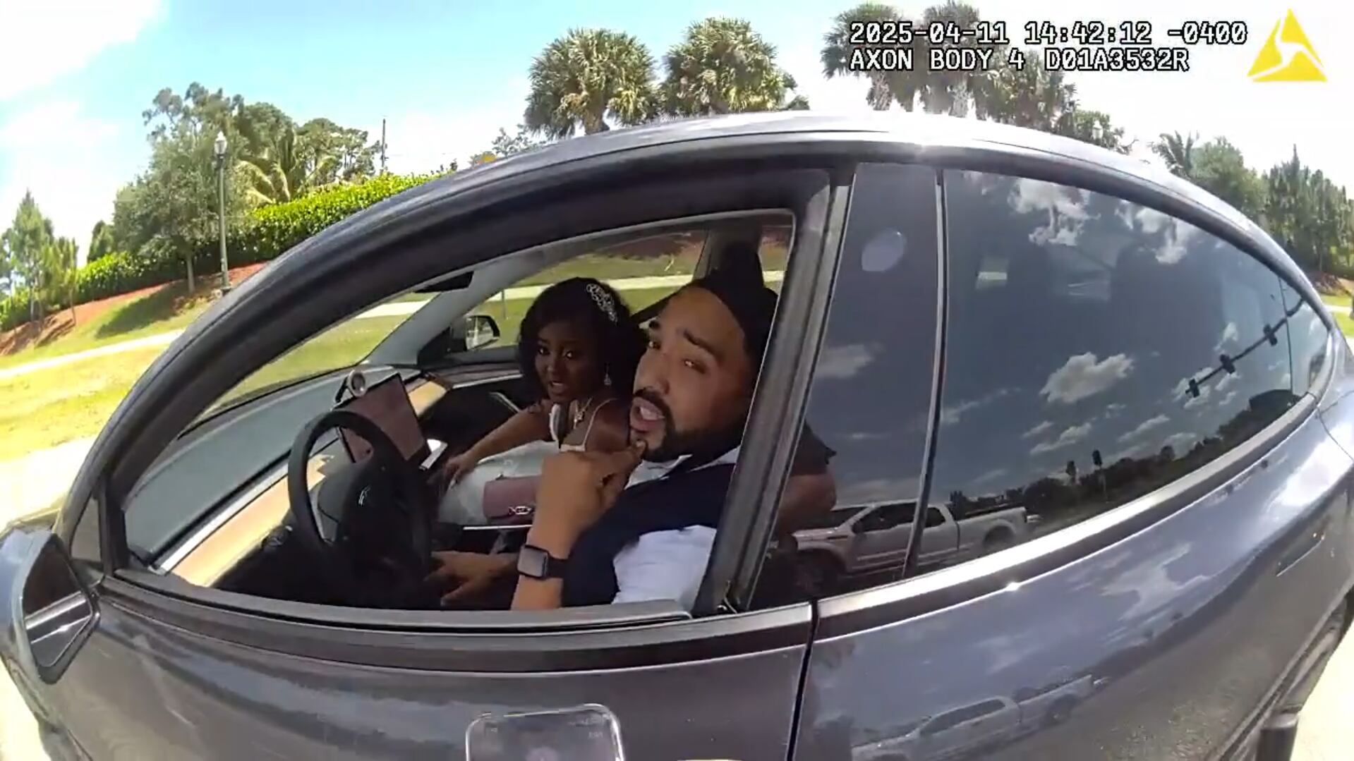 Conducía un Tesla gris a alta velocidad por Florida porque la mujer, quien estaba en el asiento del acompañante, llegaba tarde a su propia boda