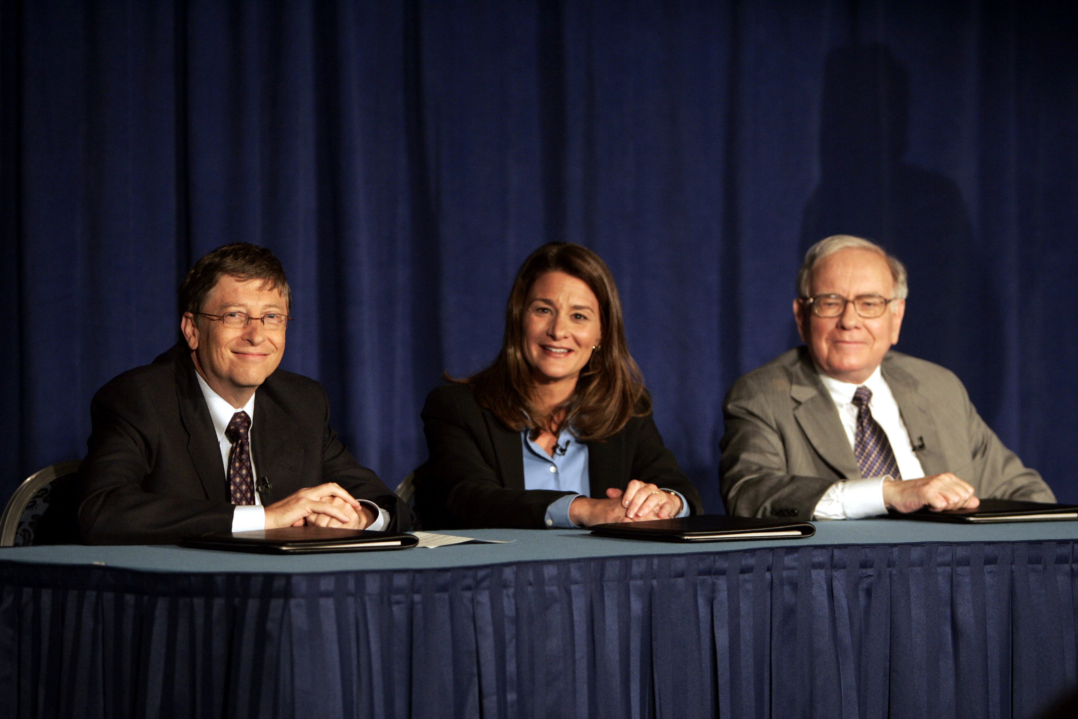 ARCHIVO - Bill Gates, Melinda Gates y Warren Buffett hablan con los medios durante una conferencia de prensa, el 26 de junio de 2006, en Nueva York. (AP Foto/Seth Wenig, Archivo)