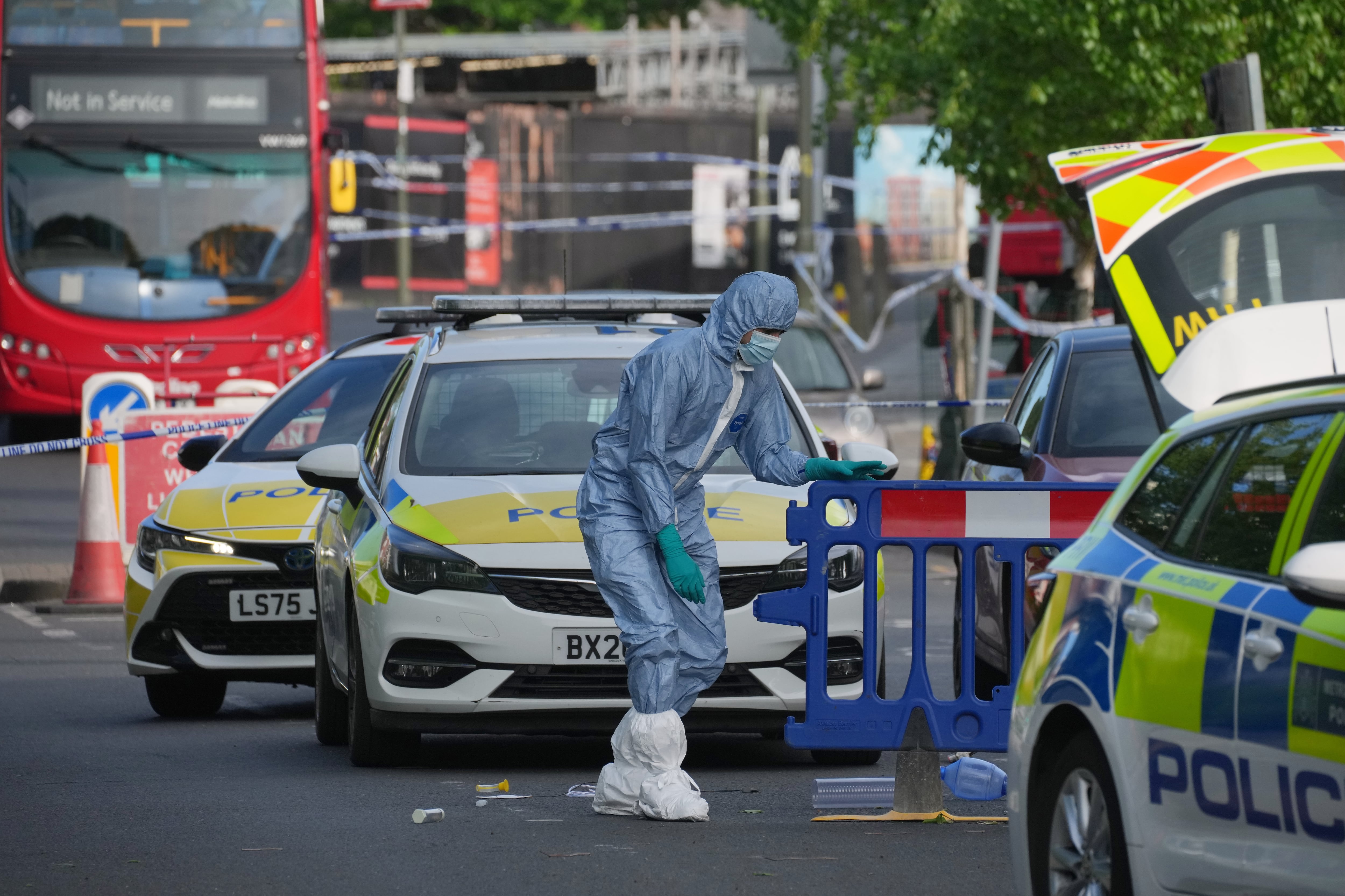 Forenses revisan la zona donde dos personas fueron apuñaladas en el vecindario de Golders Green
