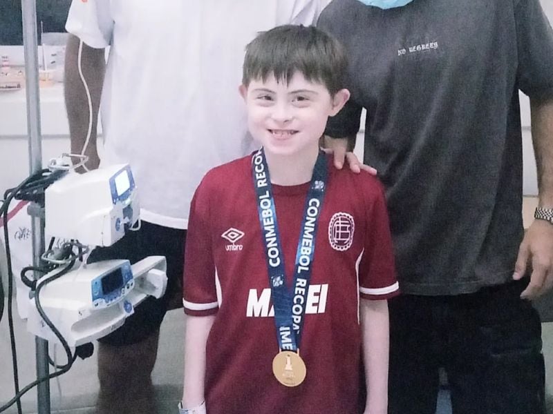 La historia de Camilo, el niño que dio la vuelta olímpica de Lanús en un hospital y recibió la visita más especial