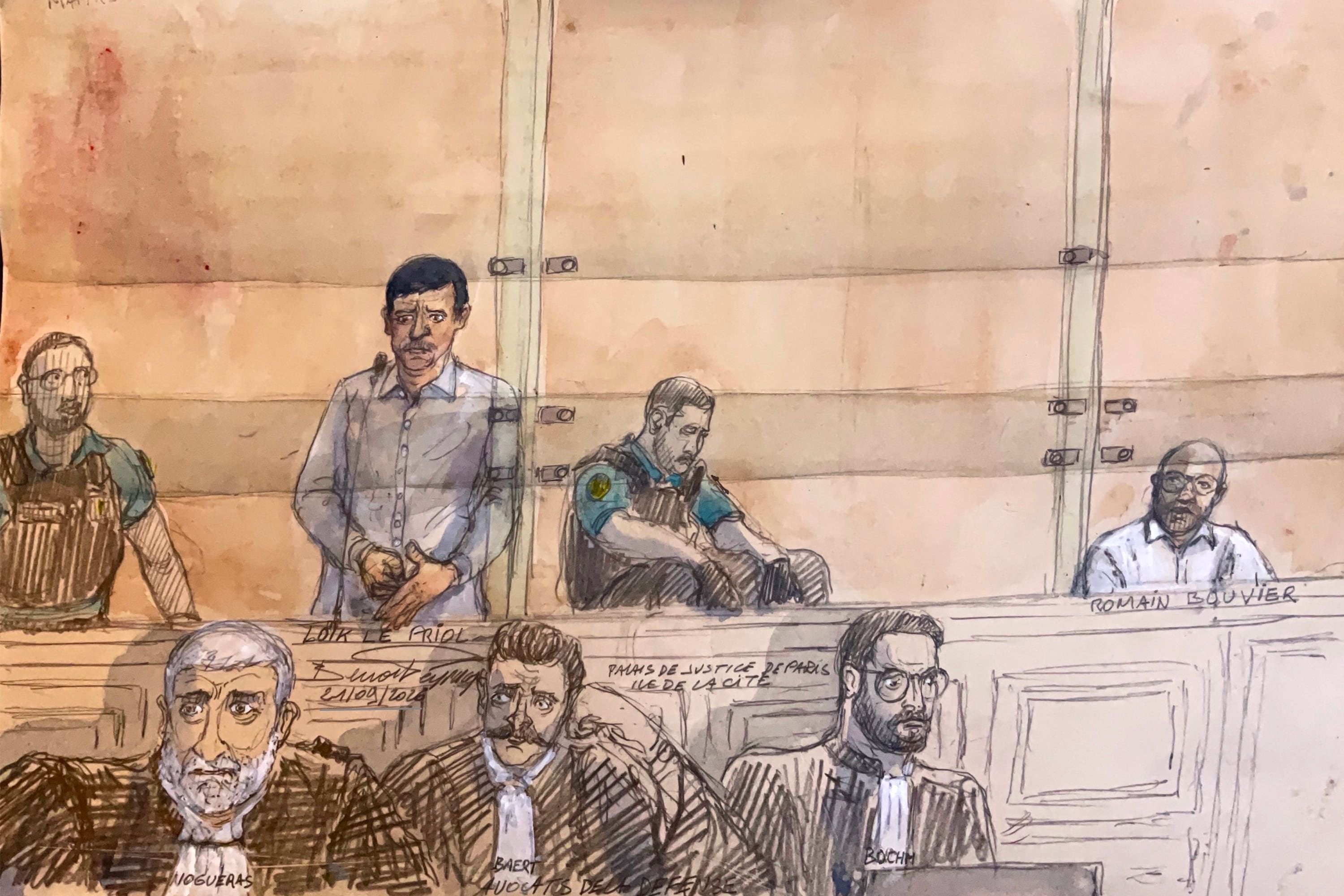 Le Priol (segundo desde la izquierda, arriba) y Romain Bouvier (a la derecha), entre policías y detrás de sus abogados, Xavier Nogueras y Pierre-Henri Baert, en una de las audiencias del juicio de cuatro semanas que terminó con sus condenas en París, según un dibujo judicial.