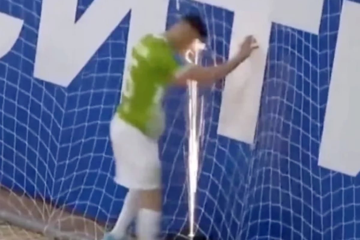 Rusia: un jugador de futsal sufrió un grave accidente con pirotecnia durante un partido y casi pierde un ojo