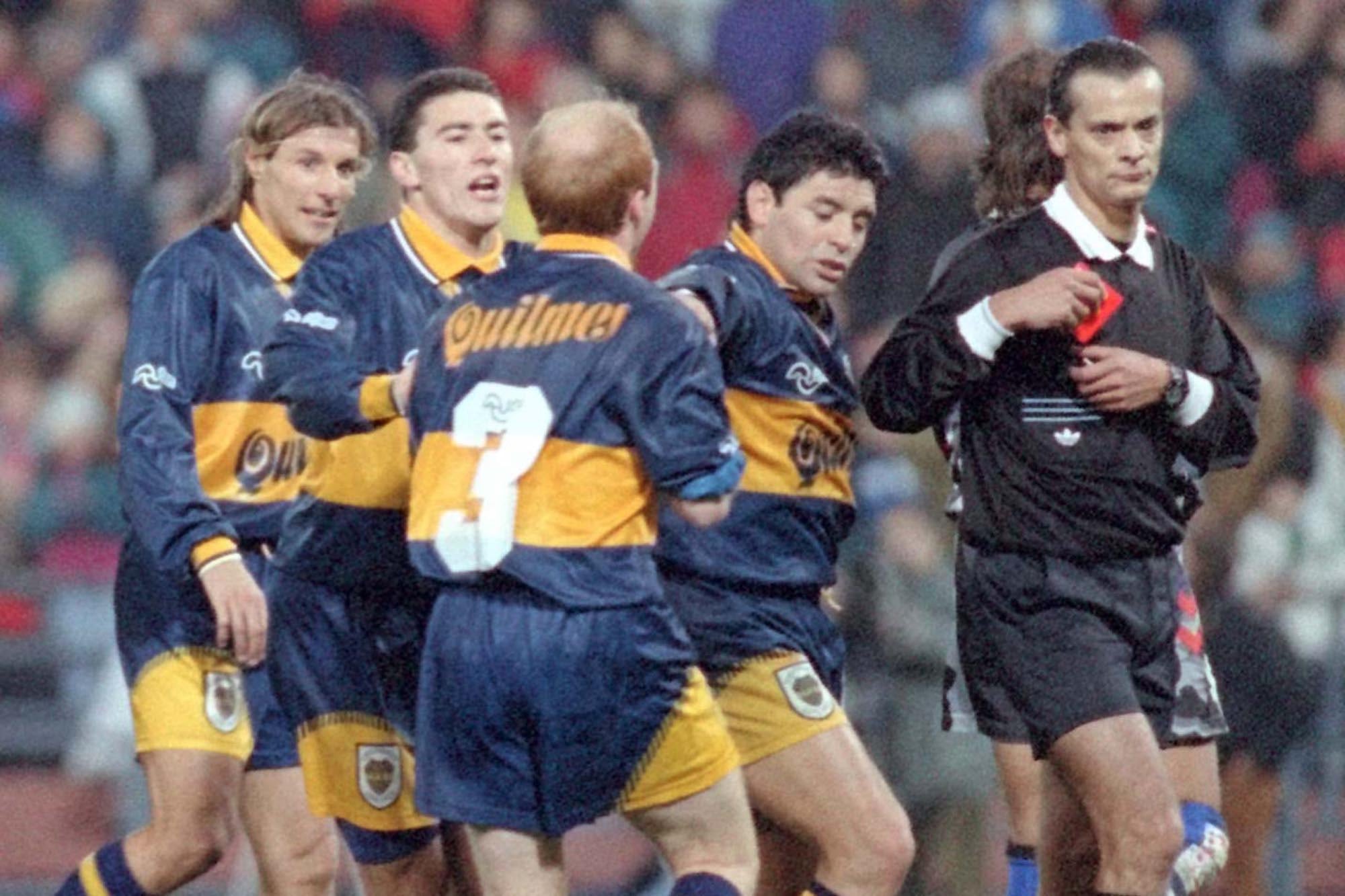 Castrilli acaba de expulsar a Diego Maradona ante Vélez, en la derrota 5-1 de Boca por el Clausura de 1995; Carlos Mac Allister, Cristian González y Claudio Caniggia le reclaman la decisión