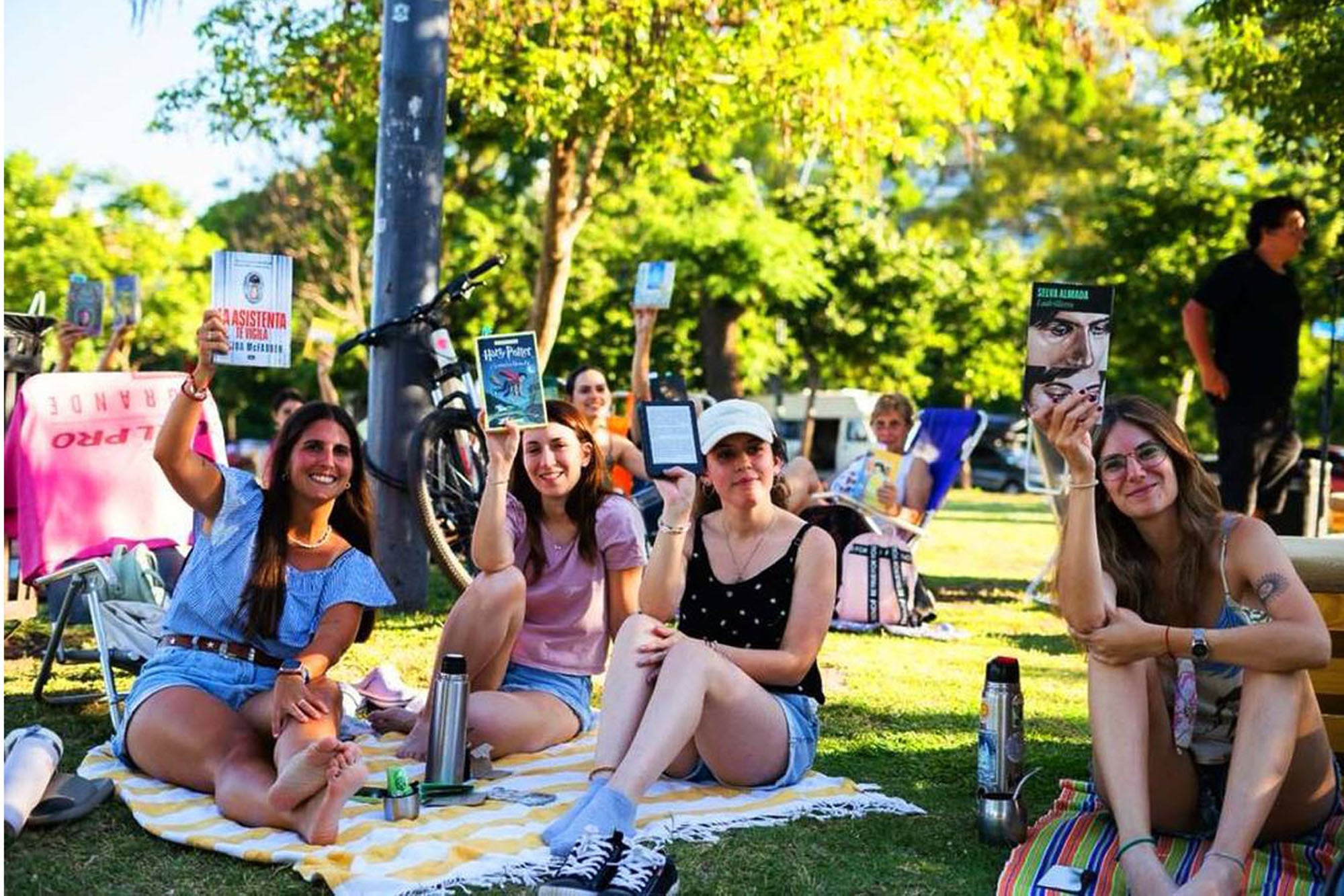 Leer en compañía: el Colectivo de Lectores transforma la terraza del Recoleta en un espacio de lectura compartida