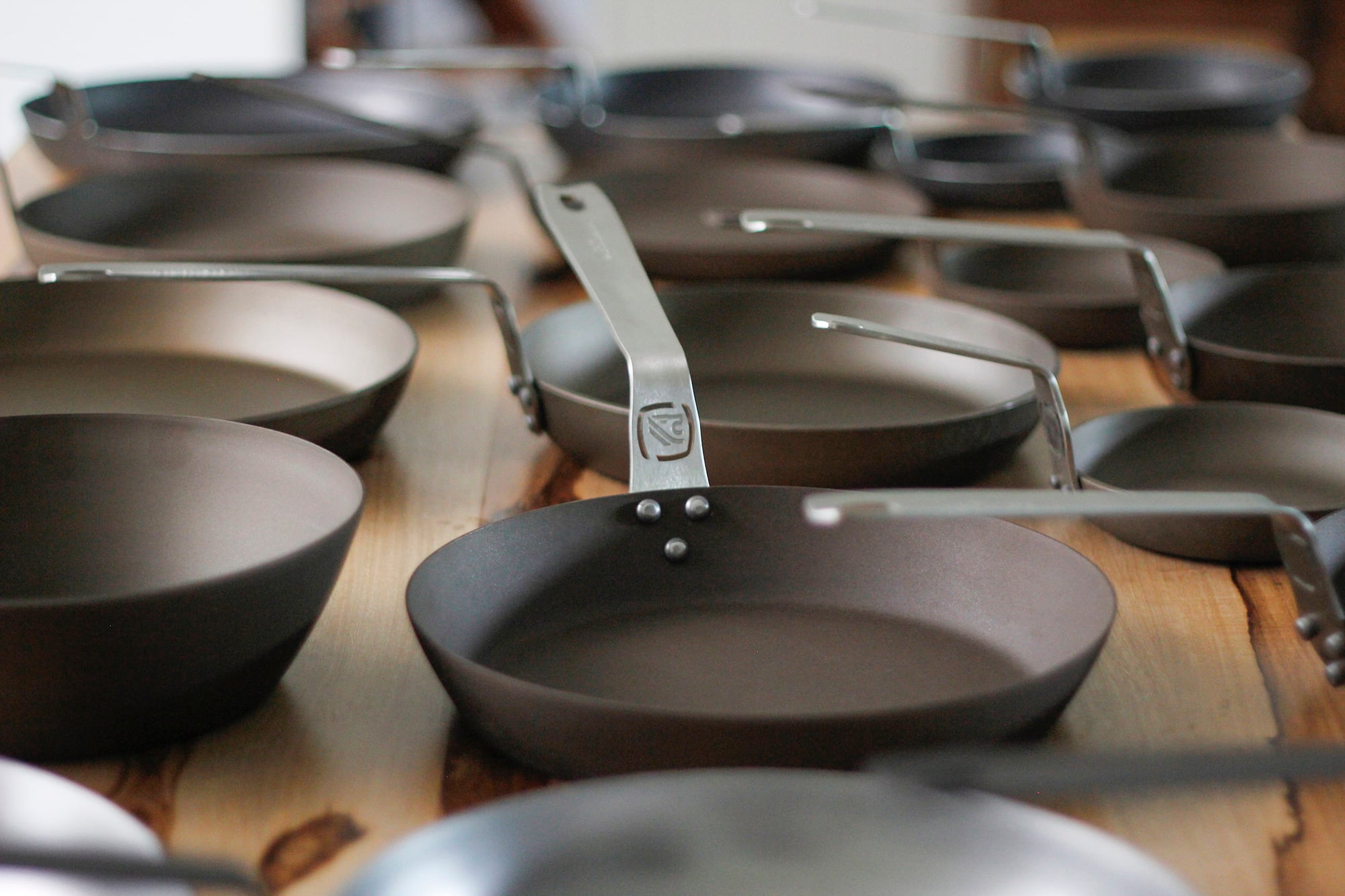 Hay opciones de sartenes para tortillas, woks y modelos con mangos de madera.