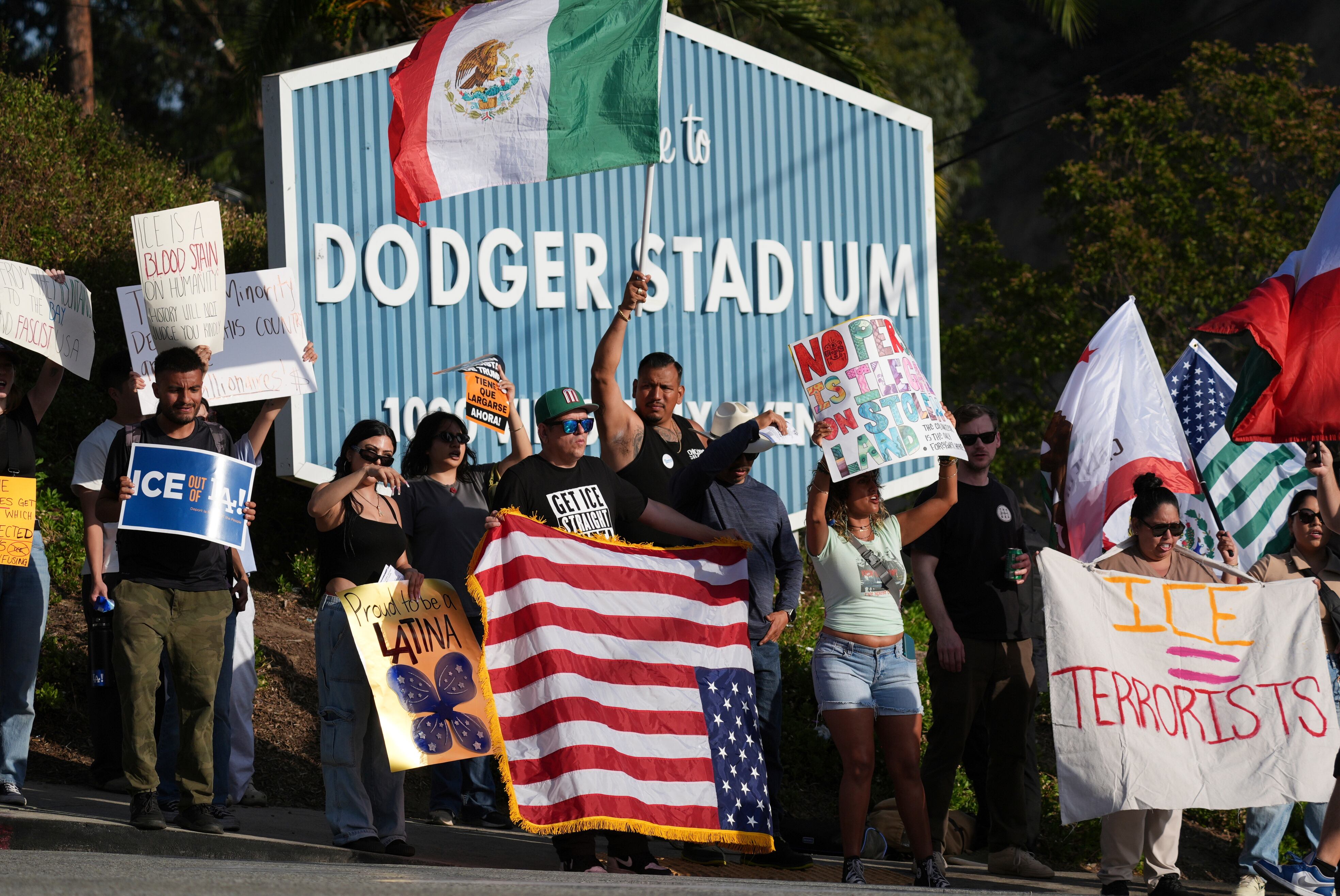 ARCHIVO - Manifestantes protestan contra las redadas migratorias frente al estadio de los Dodgers el 21 de junio de 2025, en Los Ángeles. (AP Foto/Damian Dovarganes, archivo)