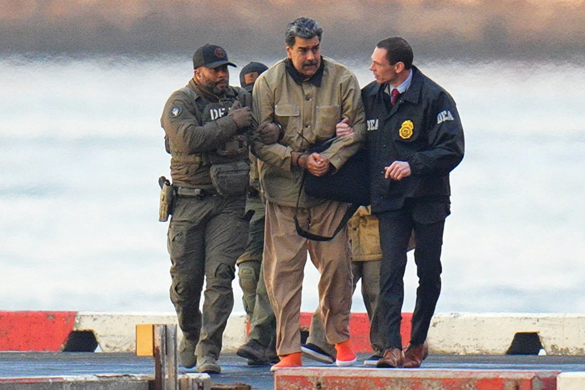El ex líder chavista Nicolás Maduro, al ser trasladado a una corte de Nueva York por agentes de la DEA.