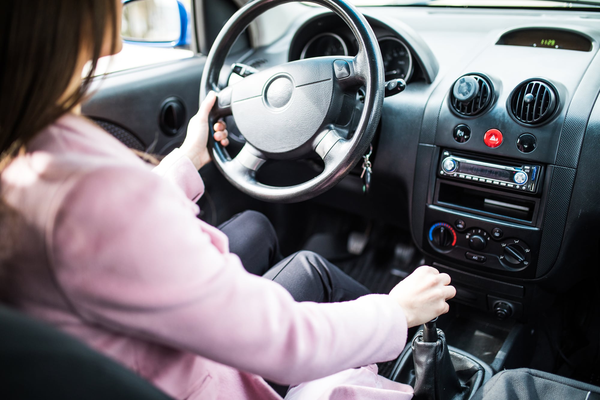 Según el Departamento de Vehículos Motorizados de Colorado (DMV), la reforma busca reducir las barreras burocráticas sin comprometer la seguridad en las rutas estatales