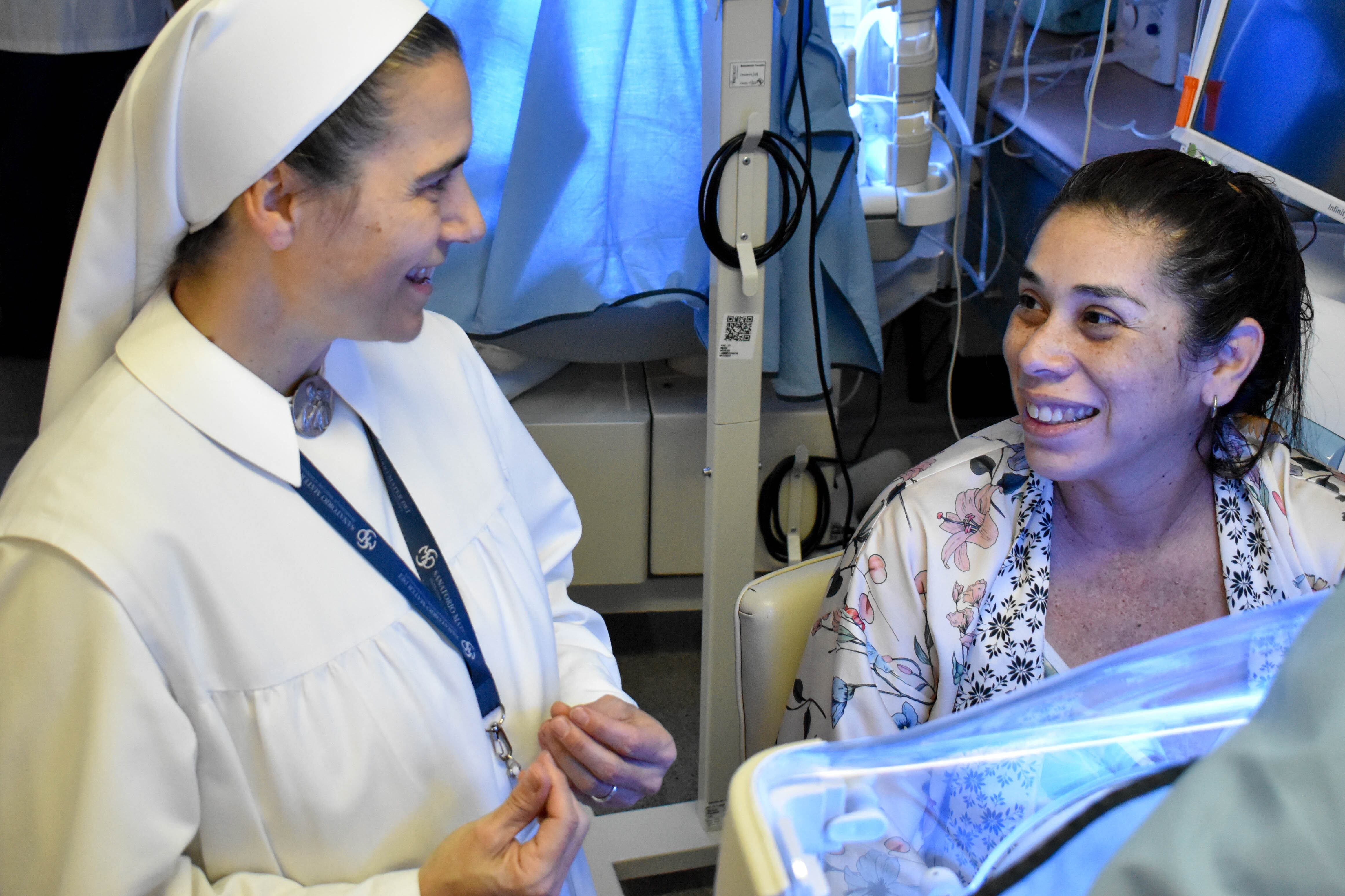 La hermana Rafaela, enfermera con más de 24 años de servicio en el Sanatorio Mater Dei, en el área de Neonatología junto a una de las pacientes.
