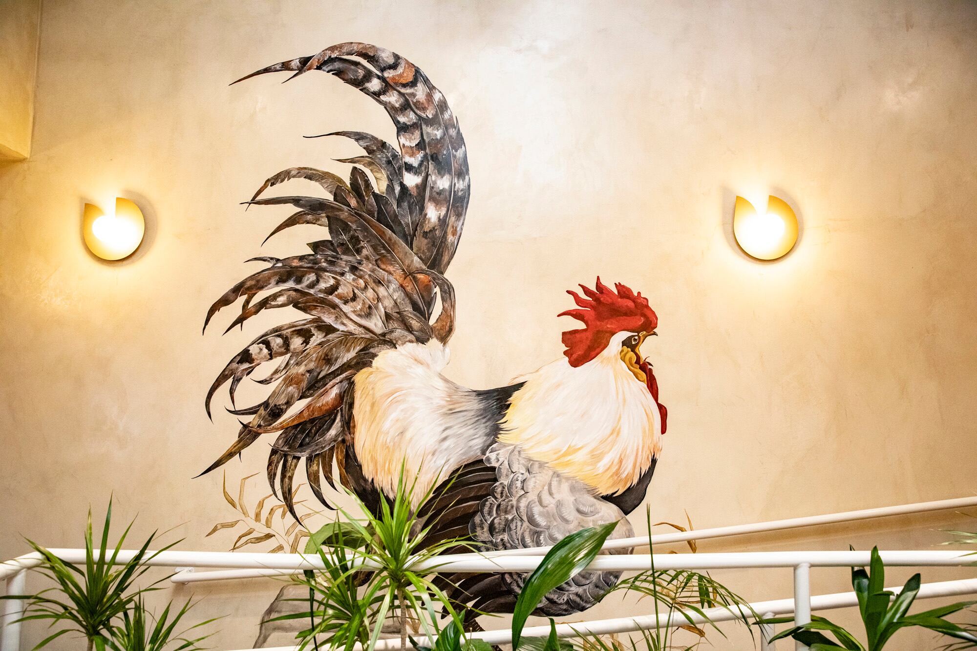 El mural del gallo fue pintado por una de las hijas de Christophe