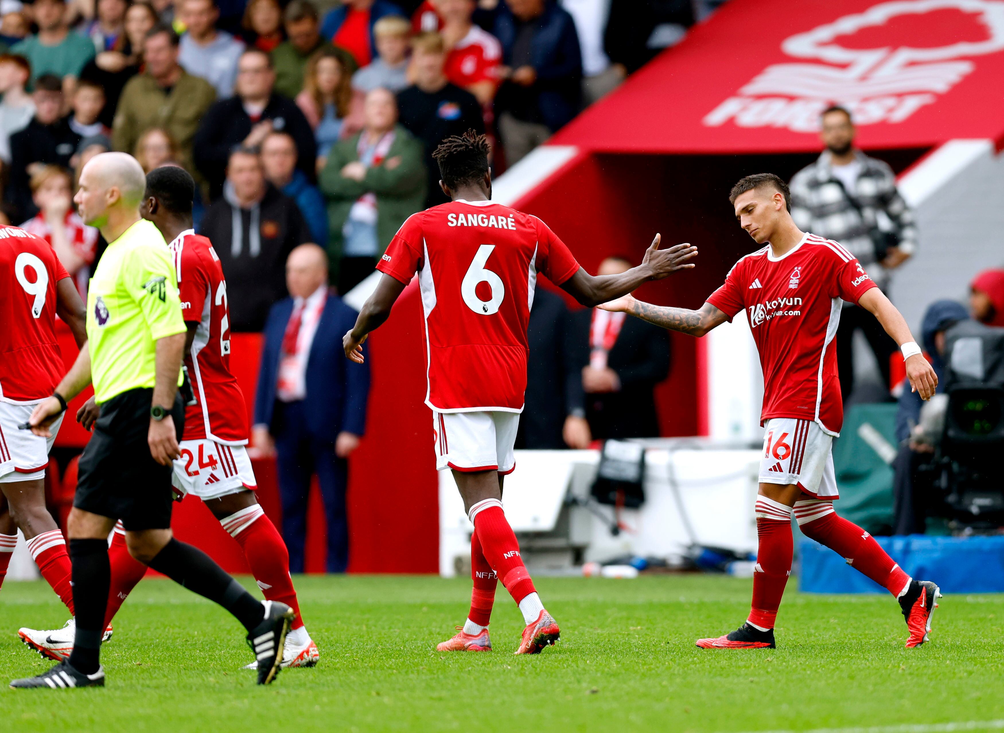 Nicolás Domínguez (derecha) festeja tras marcar el primer gol del Nottingham Forest ante Brentford en la Liga Premier League, en 2023.