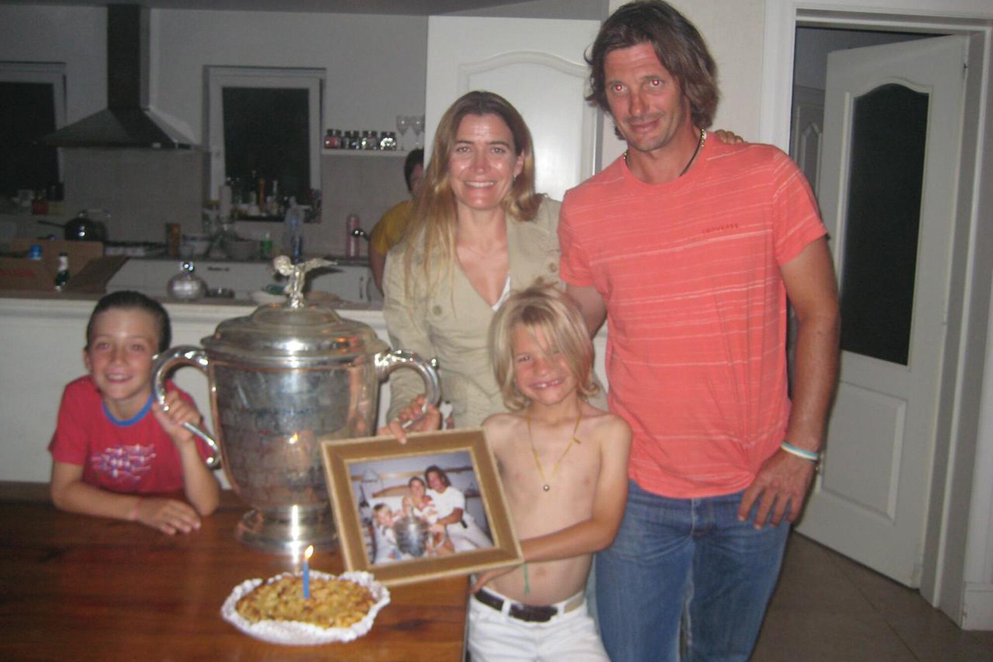 Otra foto del álbum, con su papá y su mamá, Camila Cambiaso.