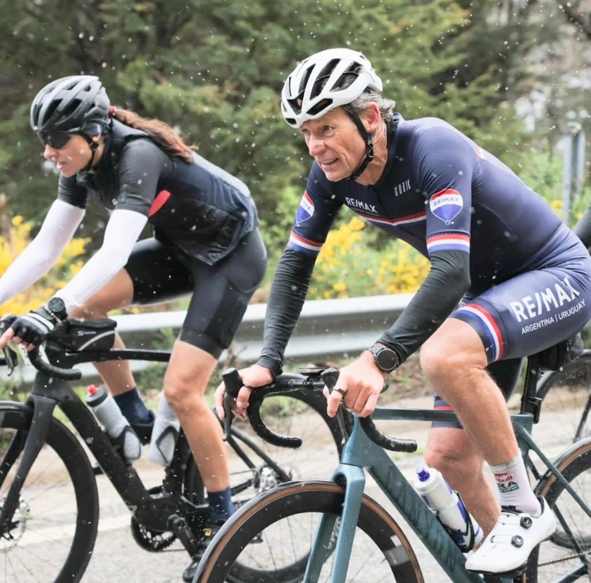 Santiago Lange pedaleando con otra fan de la bici: Gabriela Sabatini