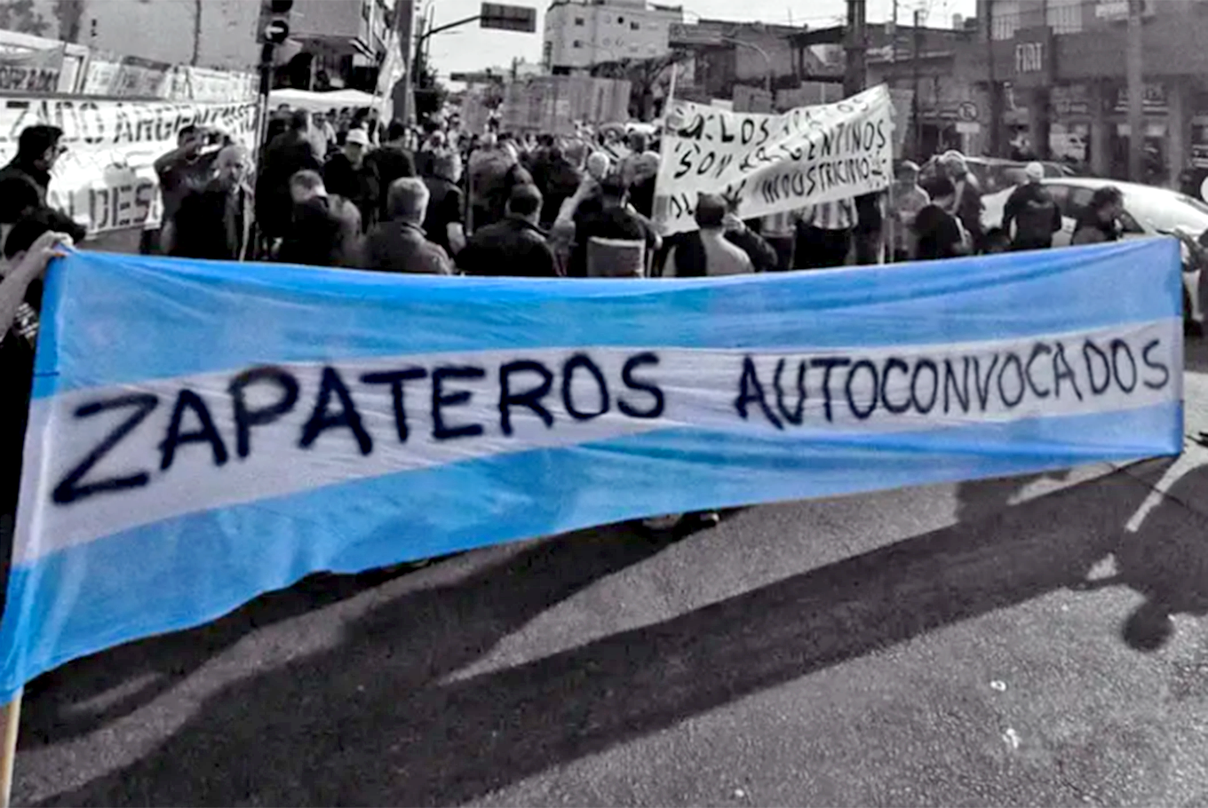 Productores regalarán mil pares de zapatos en Plaza de Mayo para protestar por la crisis del sector