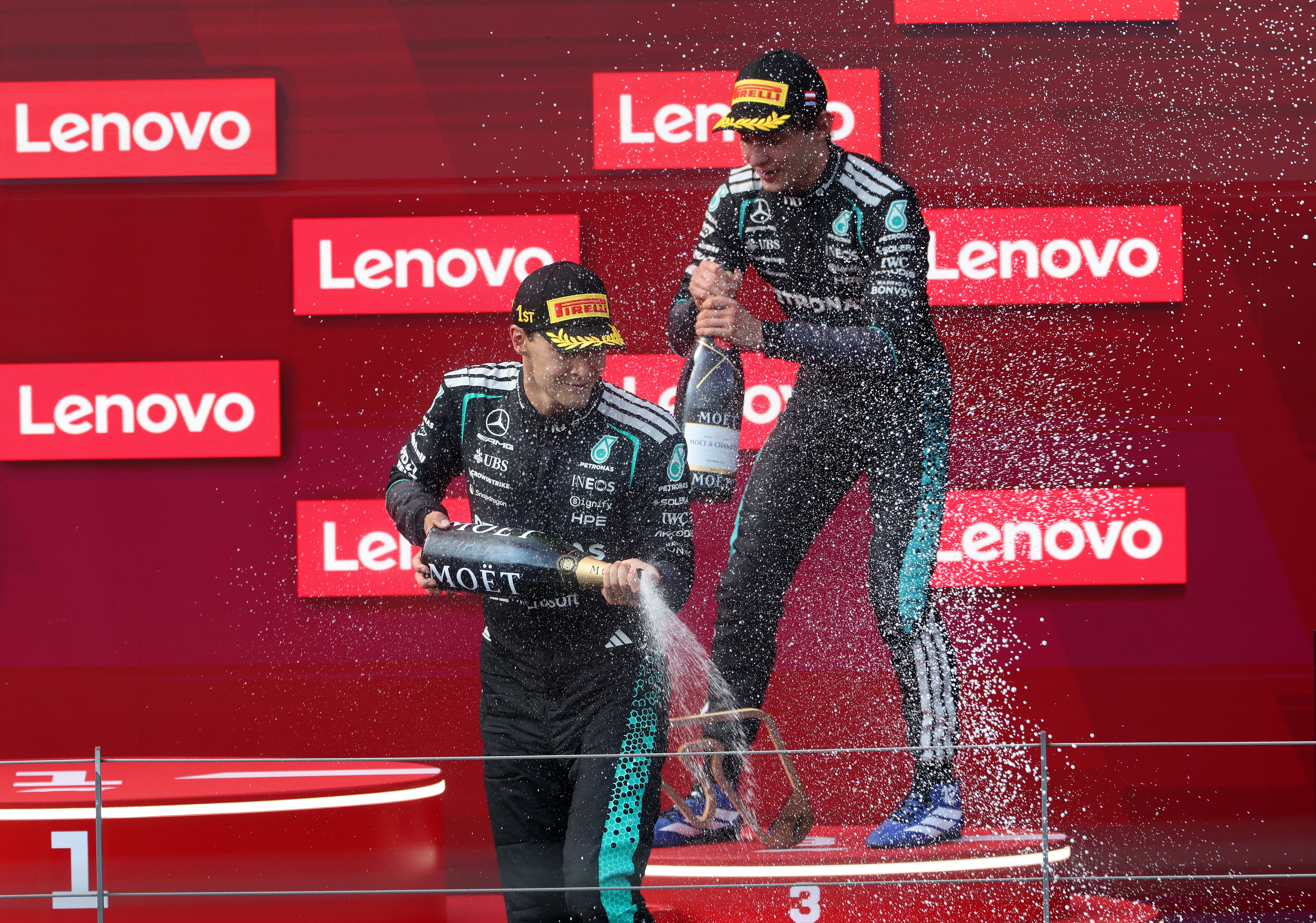 George Russell y Andrea Kimi Antonelli desatan la celebración en el podio del Gran Premio de Austria; Mercedes repartió premios para sus pilotos