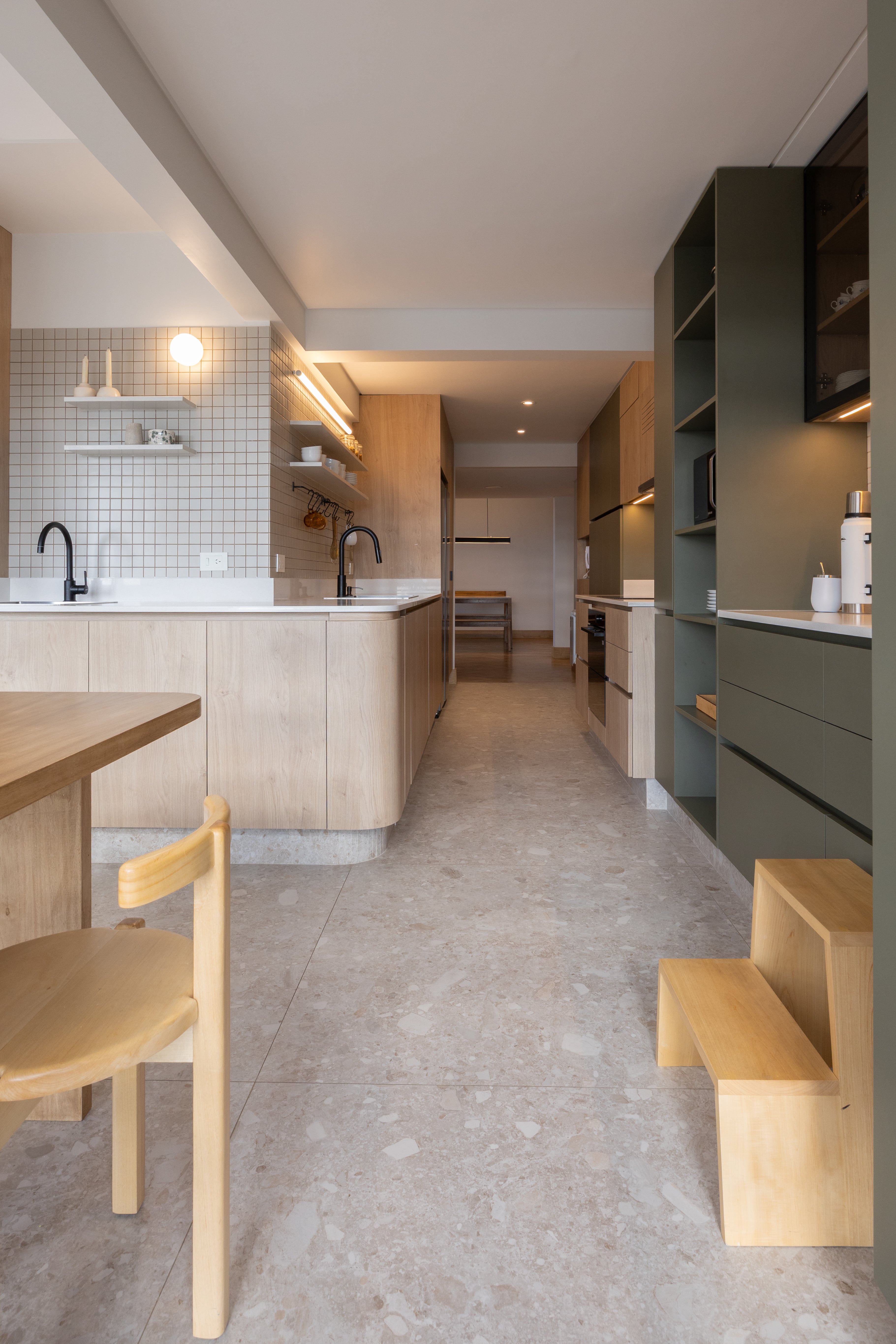 Porcelanato, Lombarda Viva Avorio 120×120 (SBG). Melamina Verde Safari (Faplac).