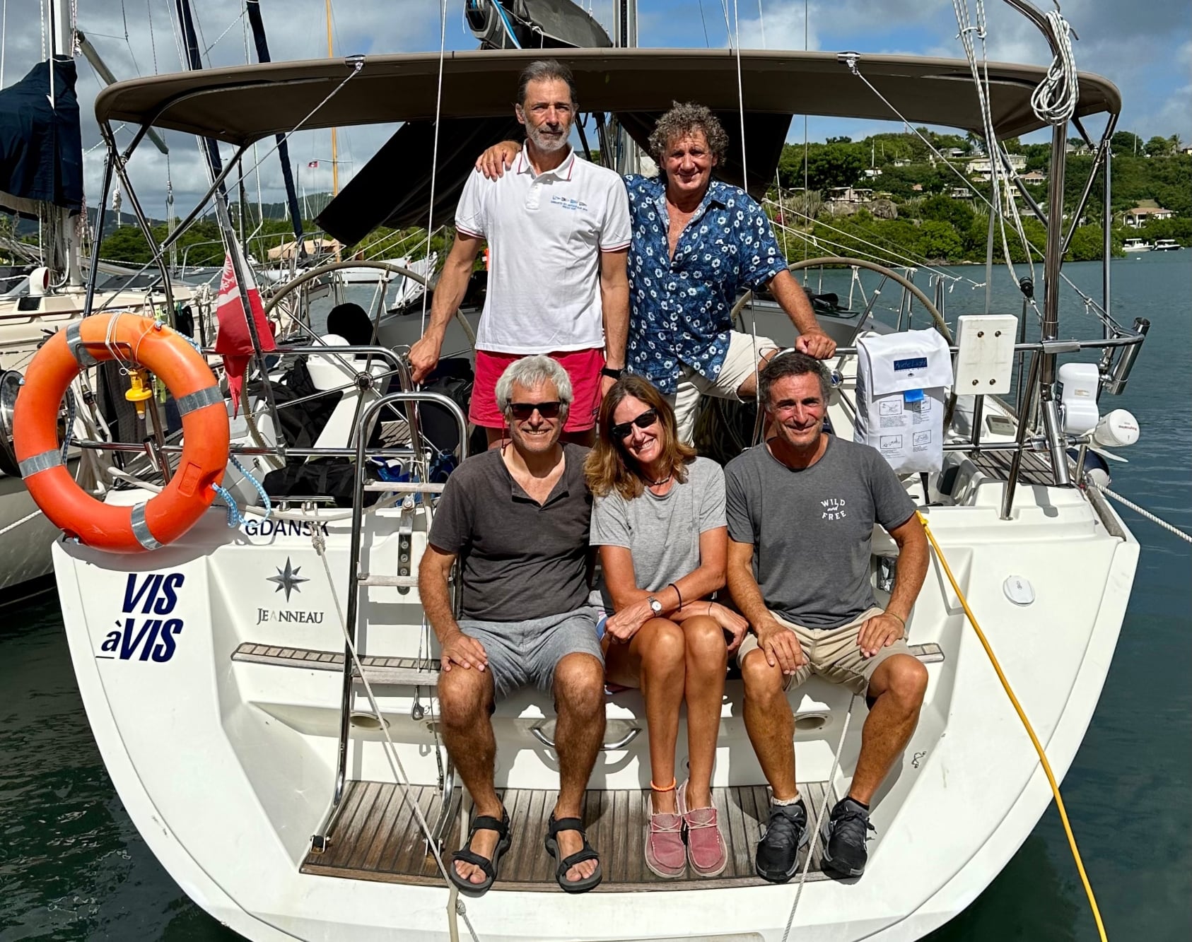 Su viaje, contado en el libro Pacífico, es una mezcla de aventura náutica, introspección y reencuentro con la propia biografía.