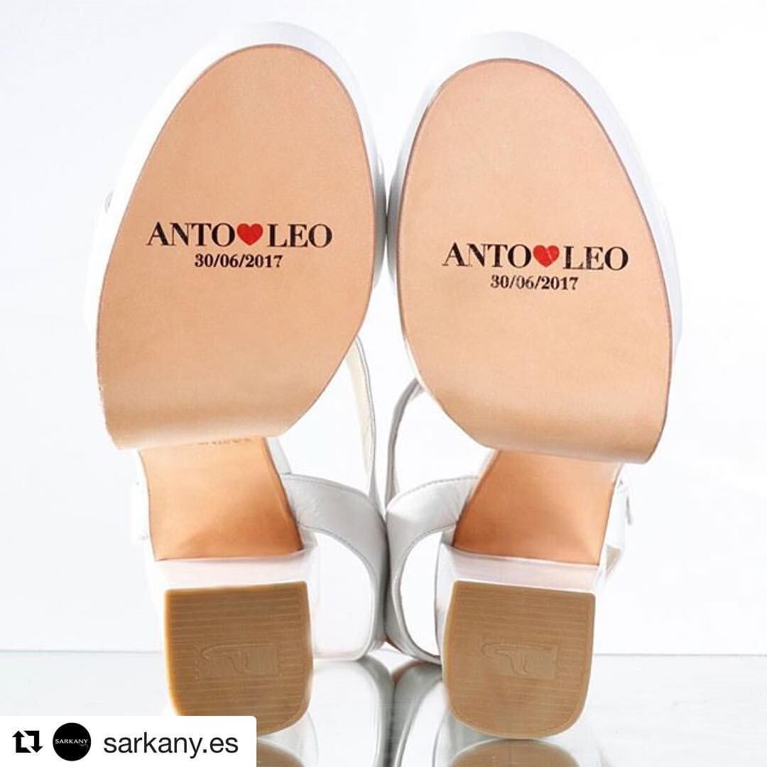 La novia lució unos zapatos personalizados de Ricky Sarkani con una inscripción en la suela