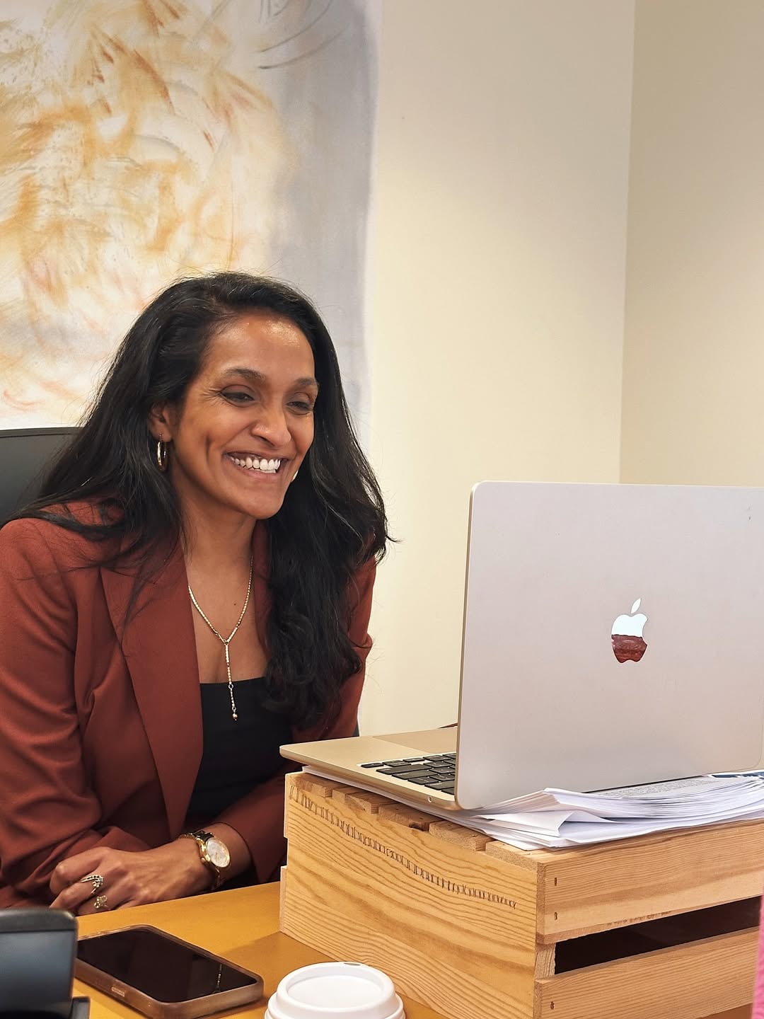Nithya Raman se convirtió en la primera mujer asiático-americana en servir en el Concejo Municipal de Los Ángeles