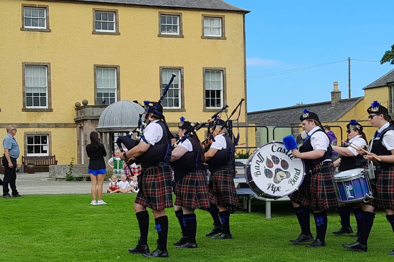 Gaiteros tocan la Marcha San Lorenzo en el aniversario de los 200 años de la visita de San Martín al pueblo de Banff, en agosto de 2024