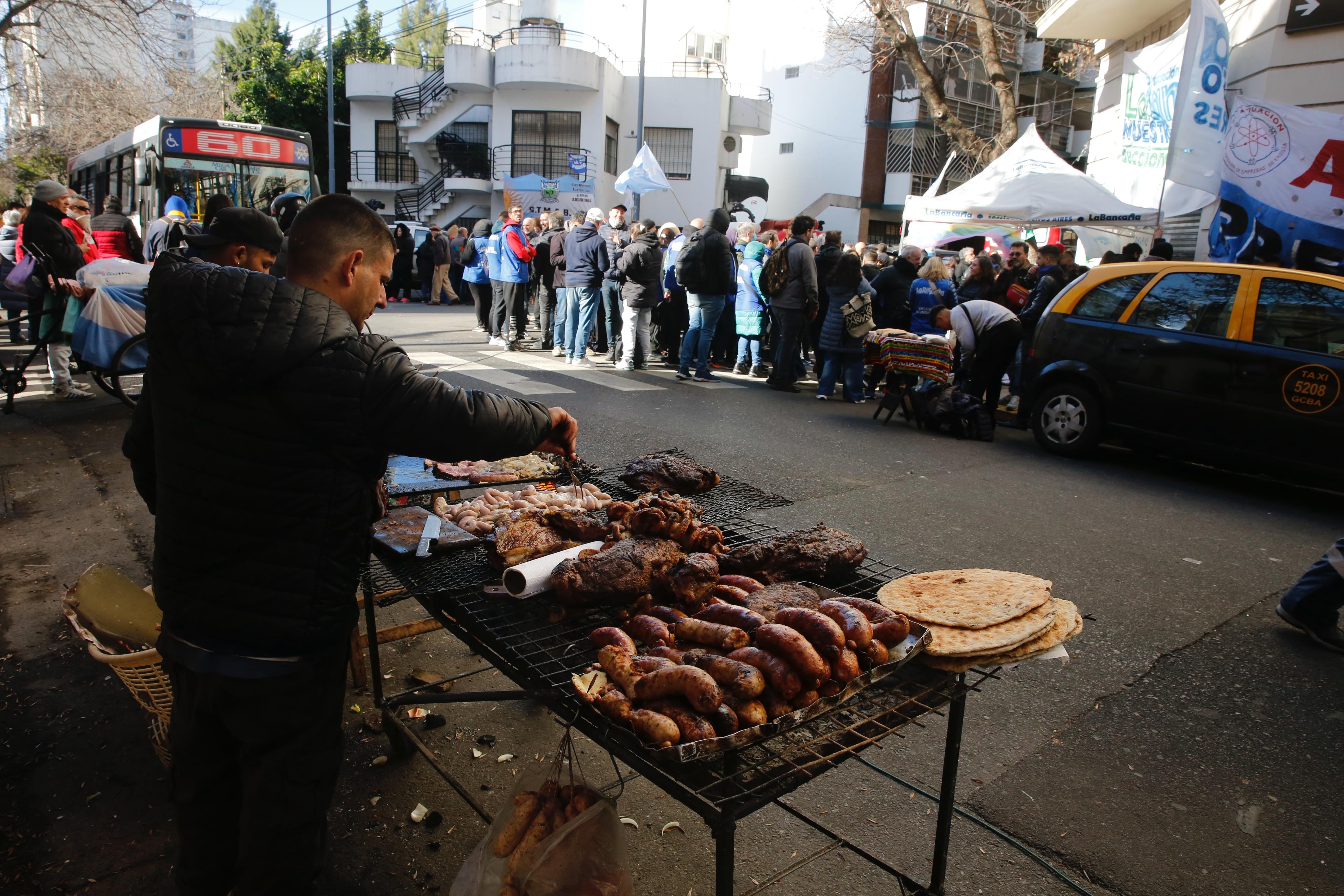 Los seguidores de Cristina hacen vigilia desde el martes pasado frente a su domicilio.