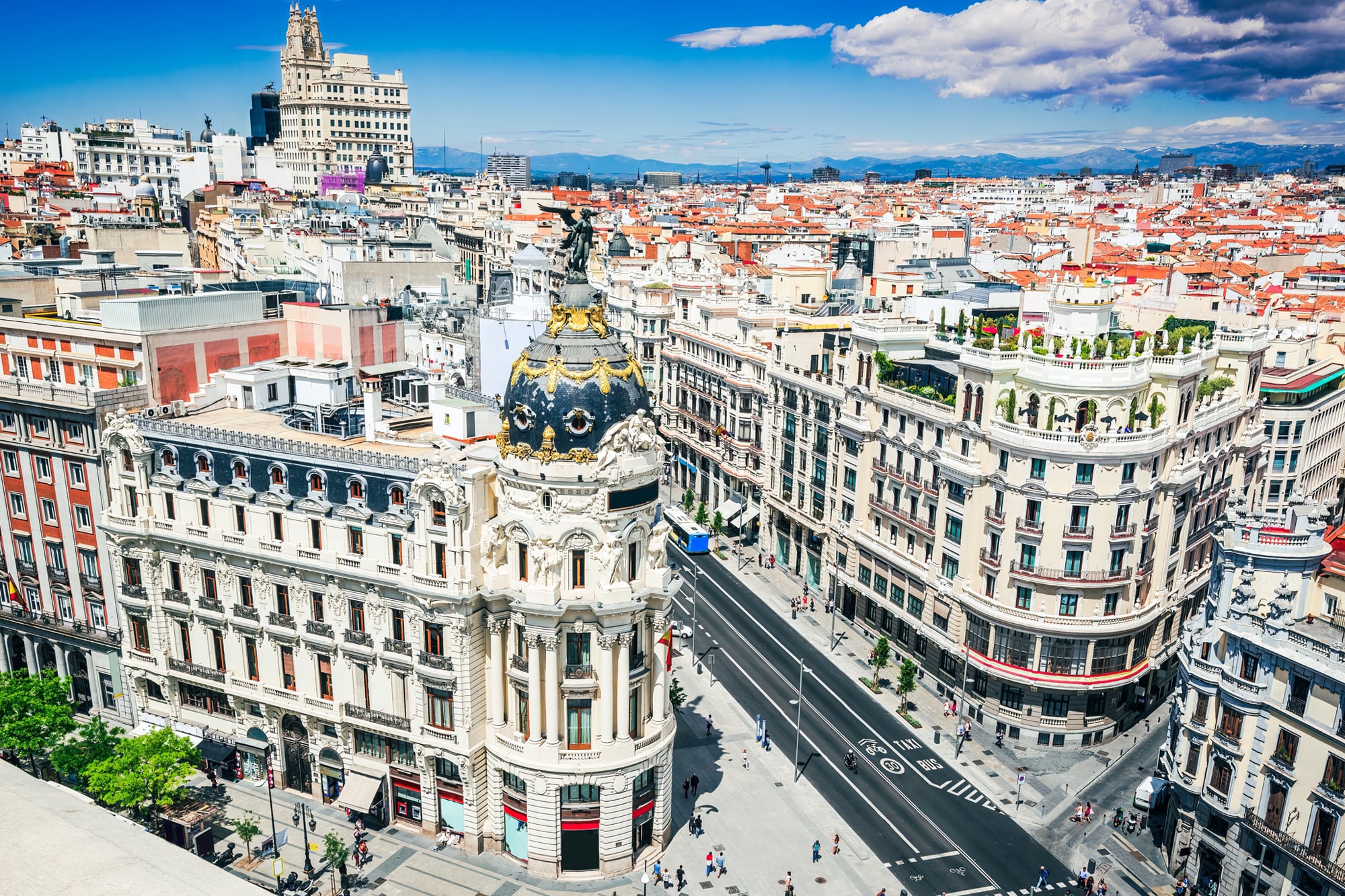 Con más de 100.000 propiedades en venta, un informe revela qué departamentos no conviene comprar y por qué 5 En Madrid, las propiedades a la venta publicadas (Idealista) apenas rondan los 16.000. Es decir, una oferta aproximadamente 85% menor que en Buenos Aires