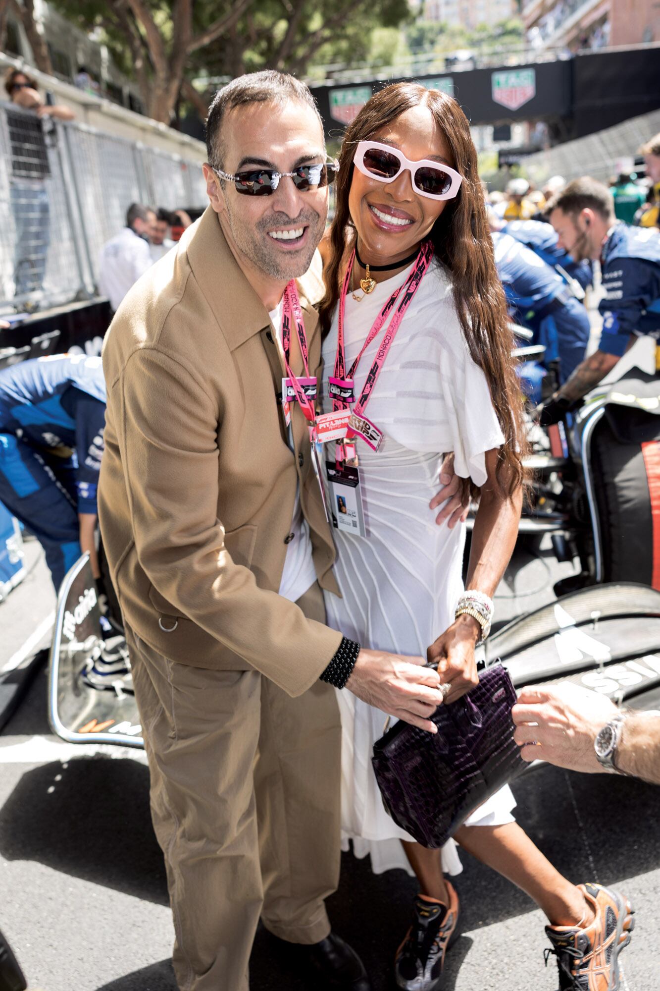 El productor de cine Mohammed Al Turki y la supermodelo Naomi Campbell, impactante con un vestido plisado de Alaïa con escote asimétrico, cartera Hermès y zapatillas.