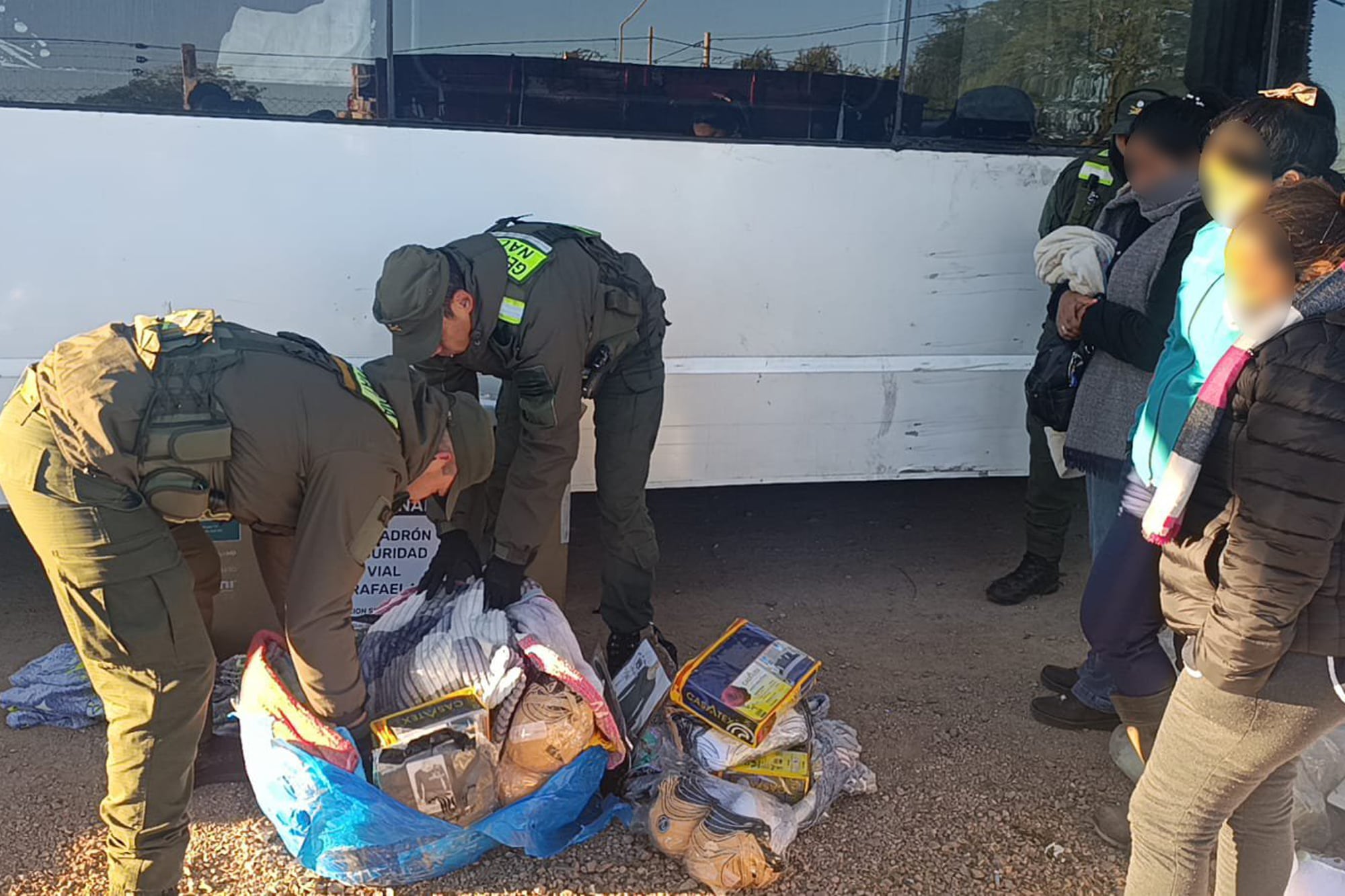 Inesperado doble hallazgo de cerca de 70 kilos de droga en un control de rutina a un micro