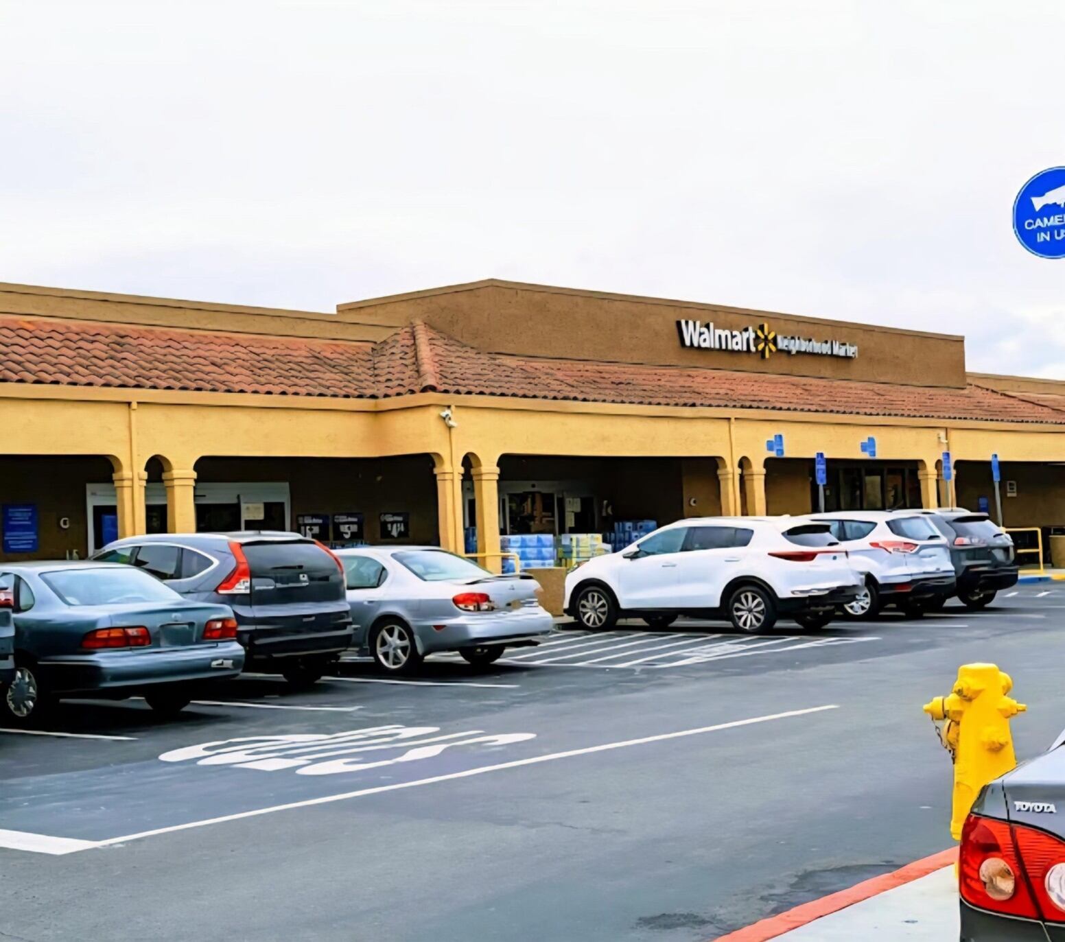 En la tienda trabajan alrededor de 90 empleados y la compañía señaló que esperan que puedan continuar en Walmart