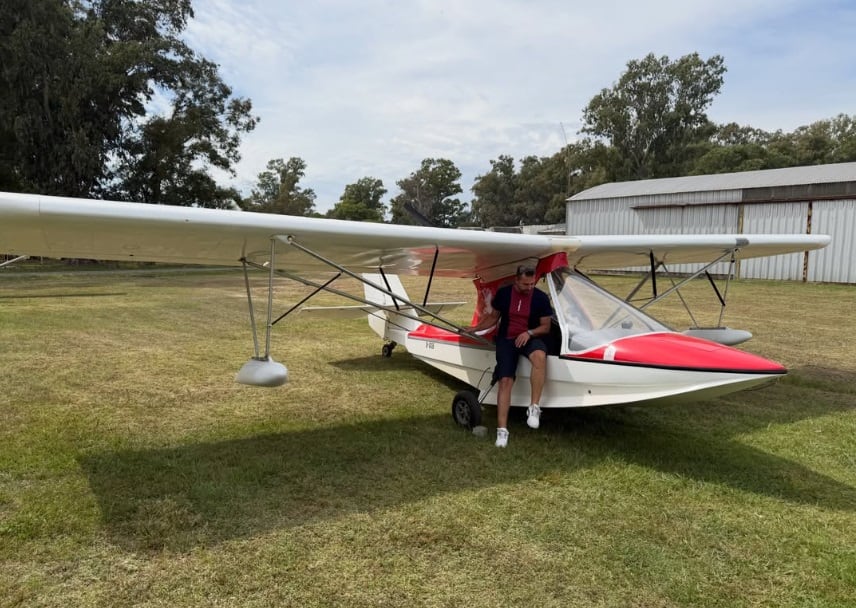 Maximiliano Cafiero, en su hidroavión