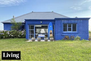 Todo el encanto de una casita de playa azul en La Pedrera